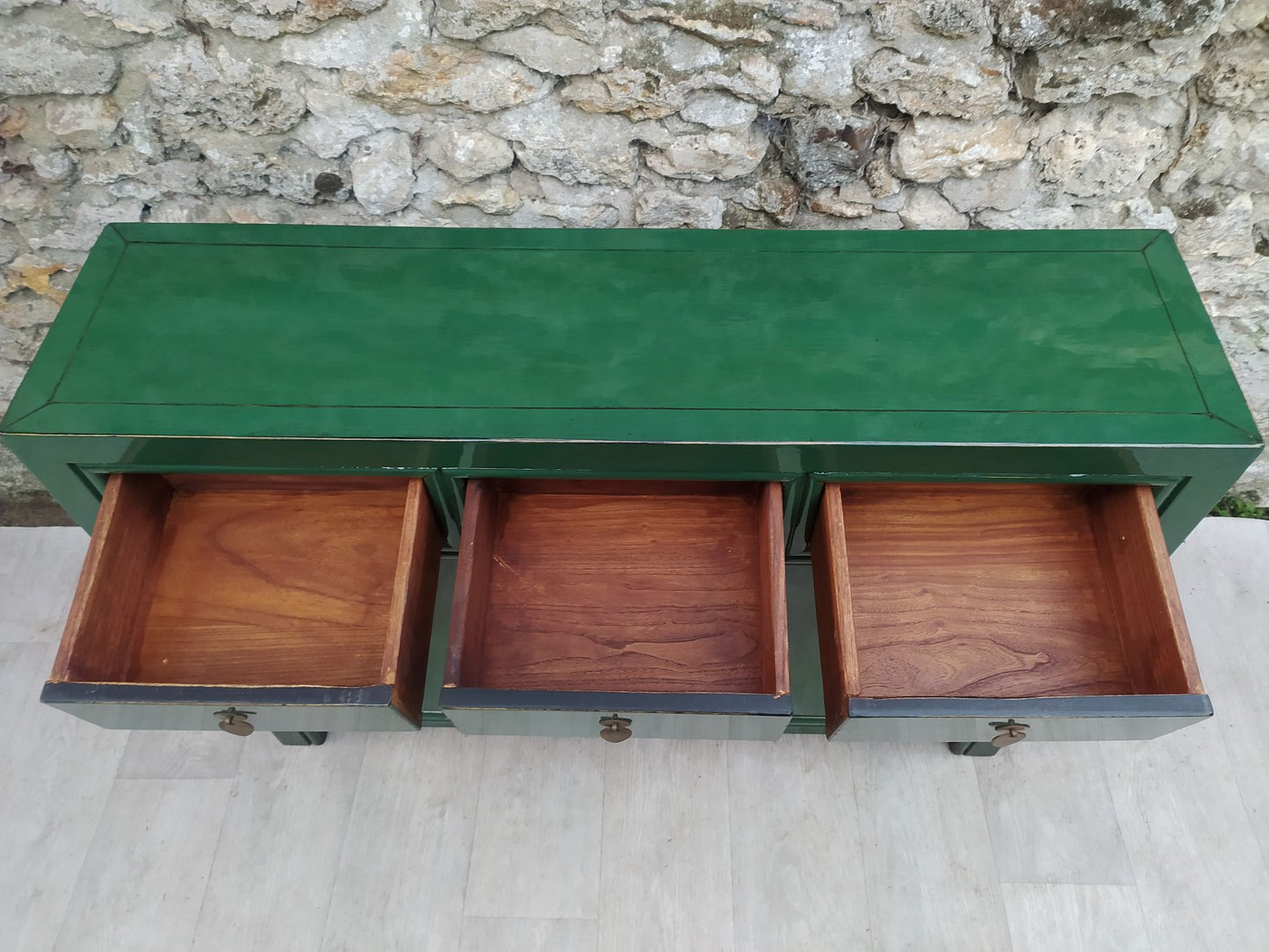 Moyen buffet vert émeraude laqué 2 portes et 3 tiroirs ouverts