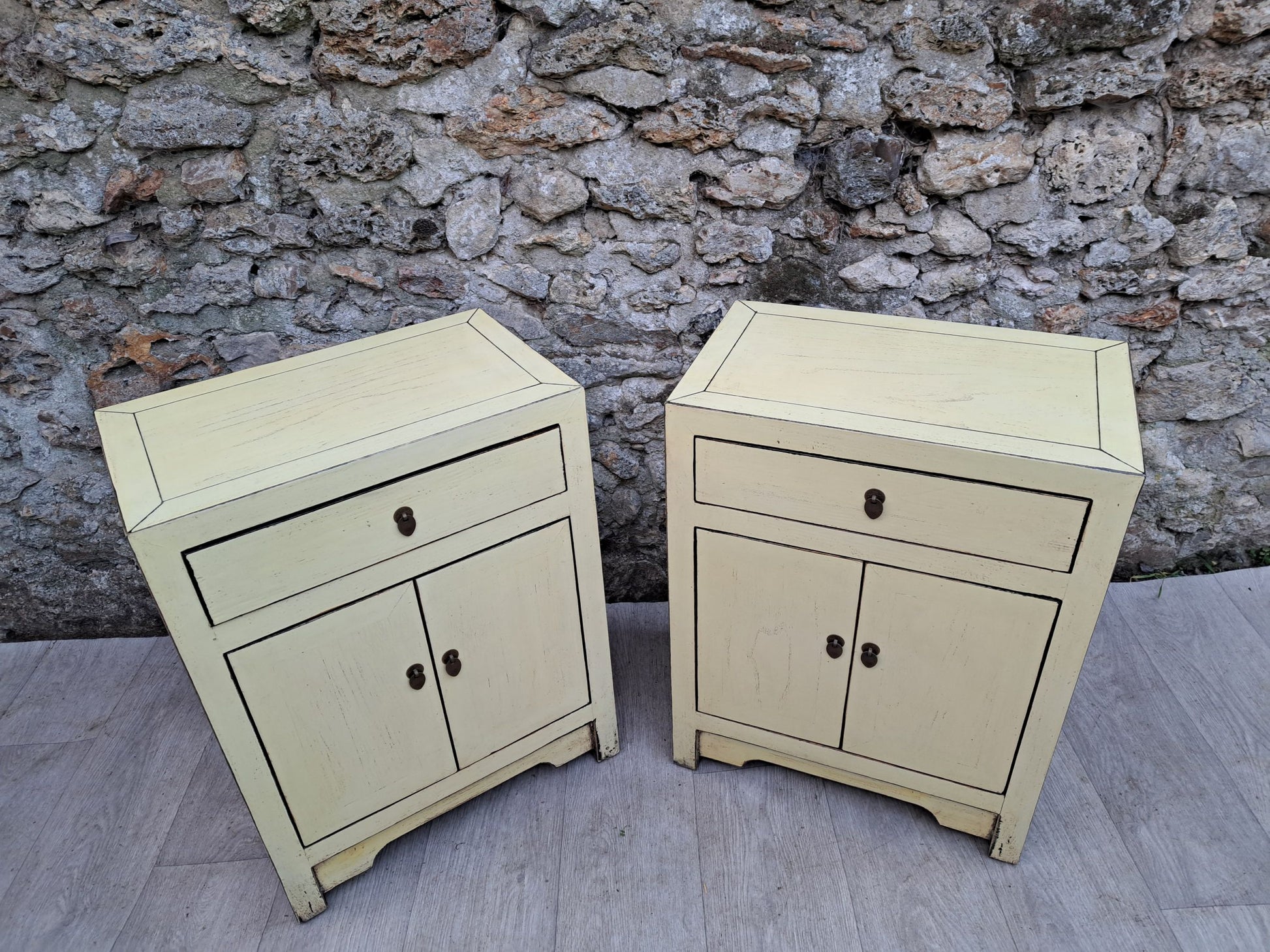 Petit meuble d'appoint blanc crème laqué dessus