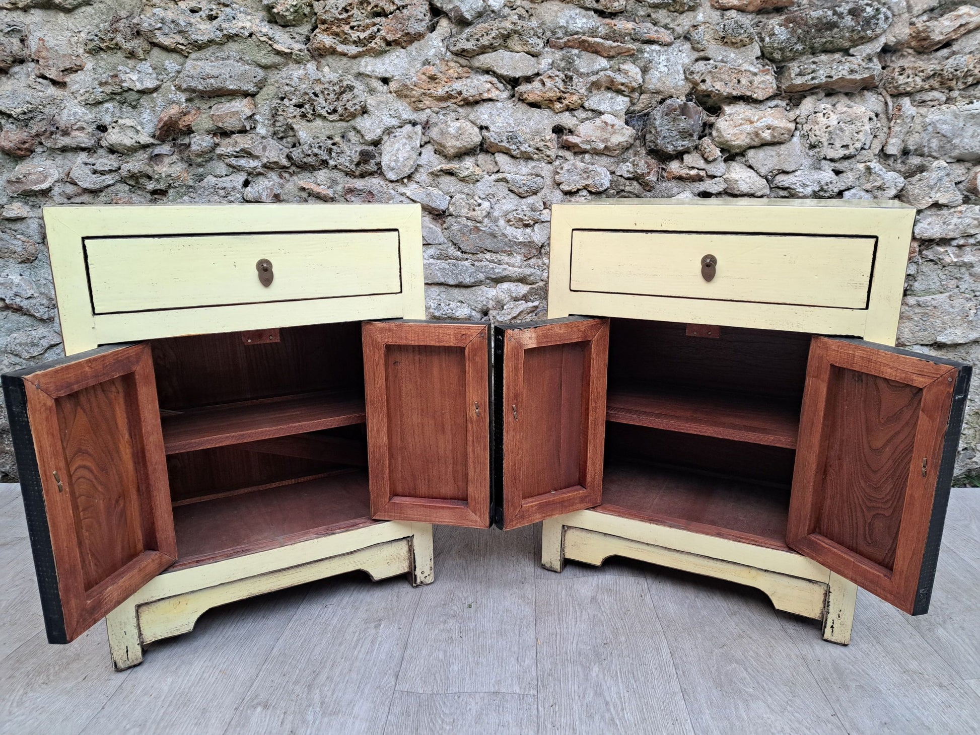 Petit meuble d'appoint blanc crème laqué portes ouvertes