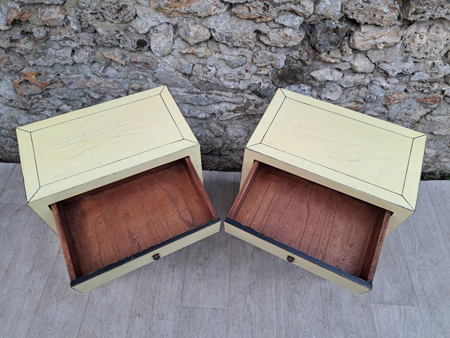 Petit meuble d'appoint blanc crème laqué tiroir ouvert