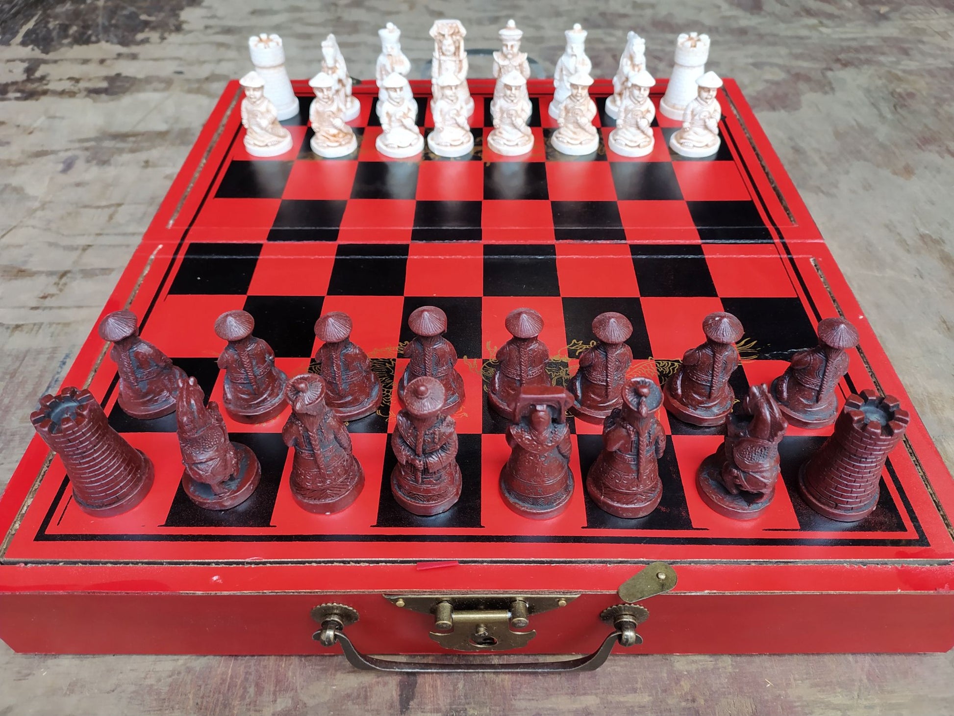 Jeu d'echecs avec pièces sur echiquier