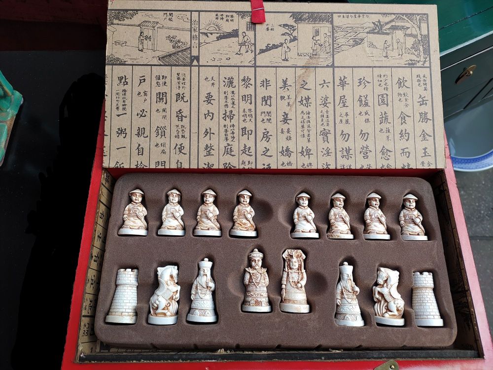 Jeu d'echecs ouvert avec pieces blanches
