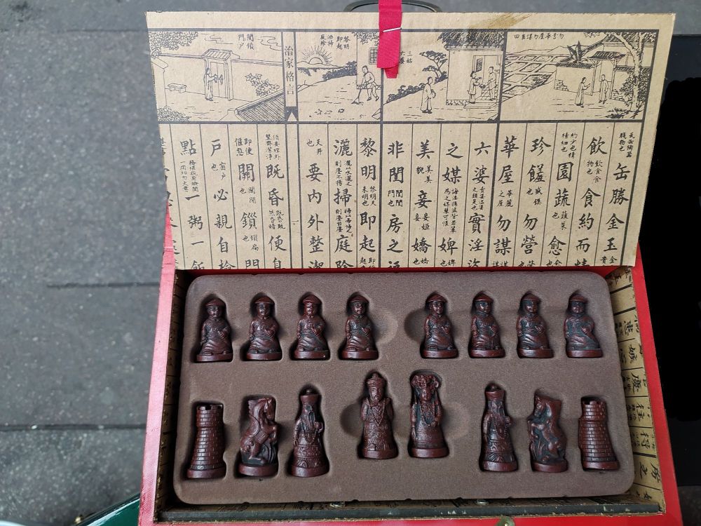 Jeu d'echecs ouvert avec pieces marrons