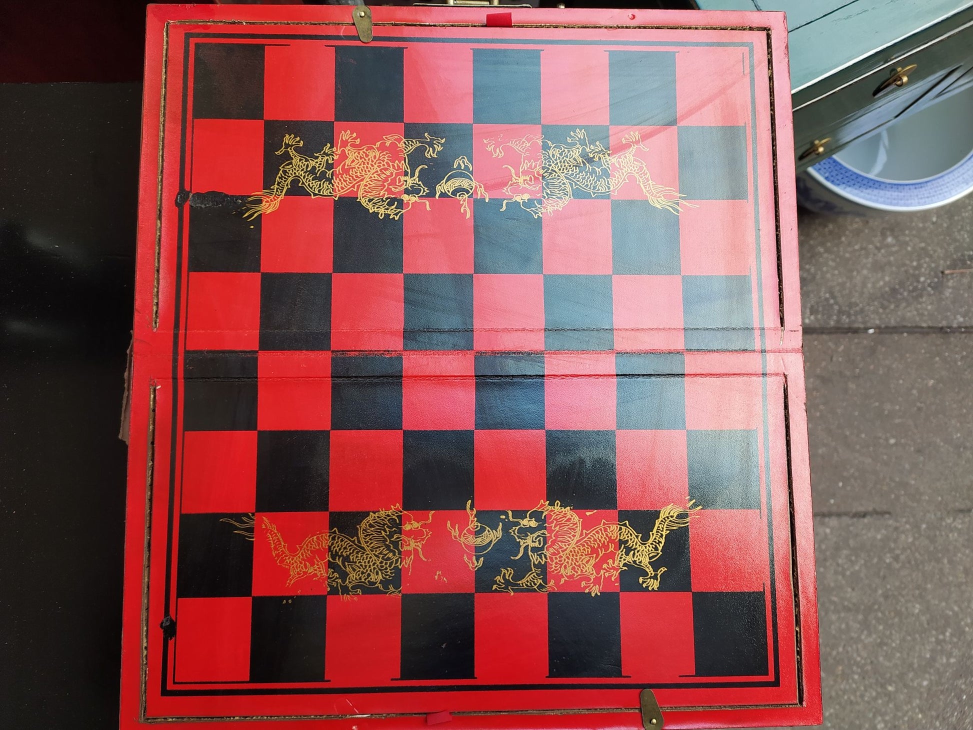 Jeu d'echecs ouvert sur echiquier