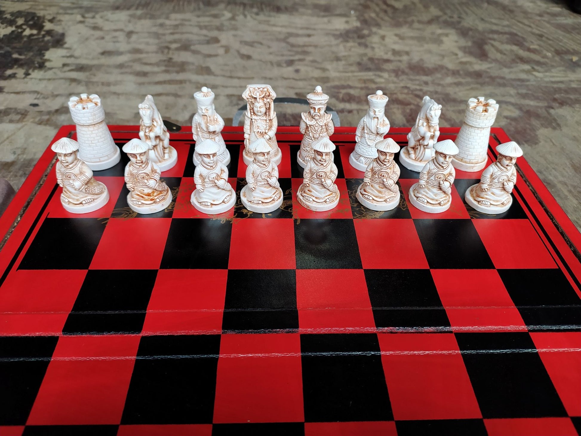 Jeu d'echecs pieces blanches sur echiquier
