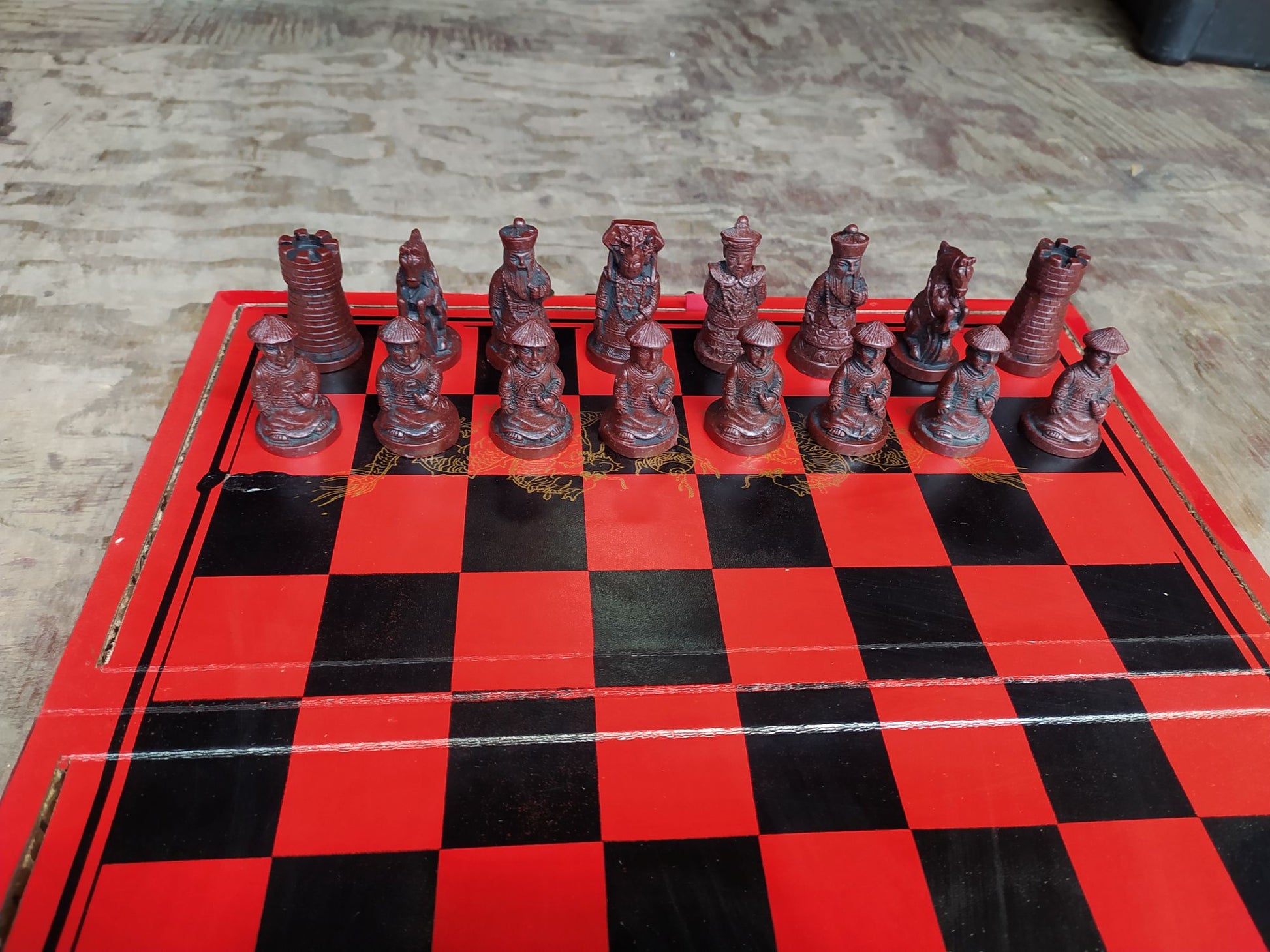 Jeu d'echecs pieces marrons sur echiquier