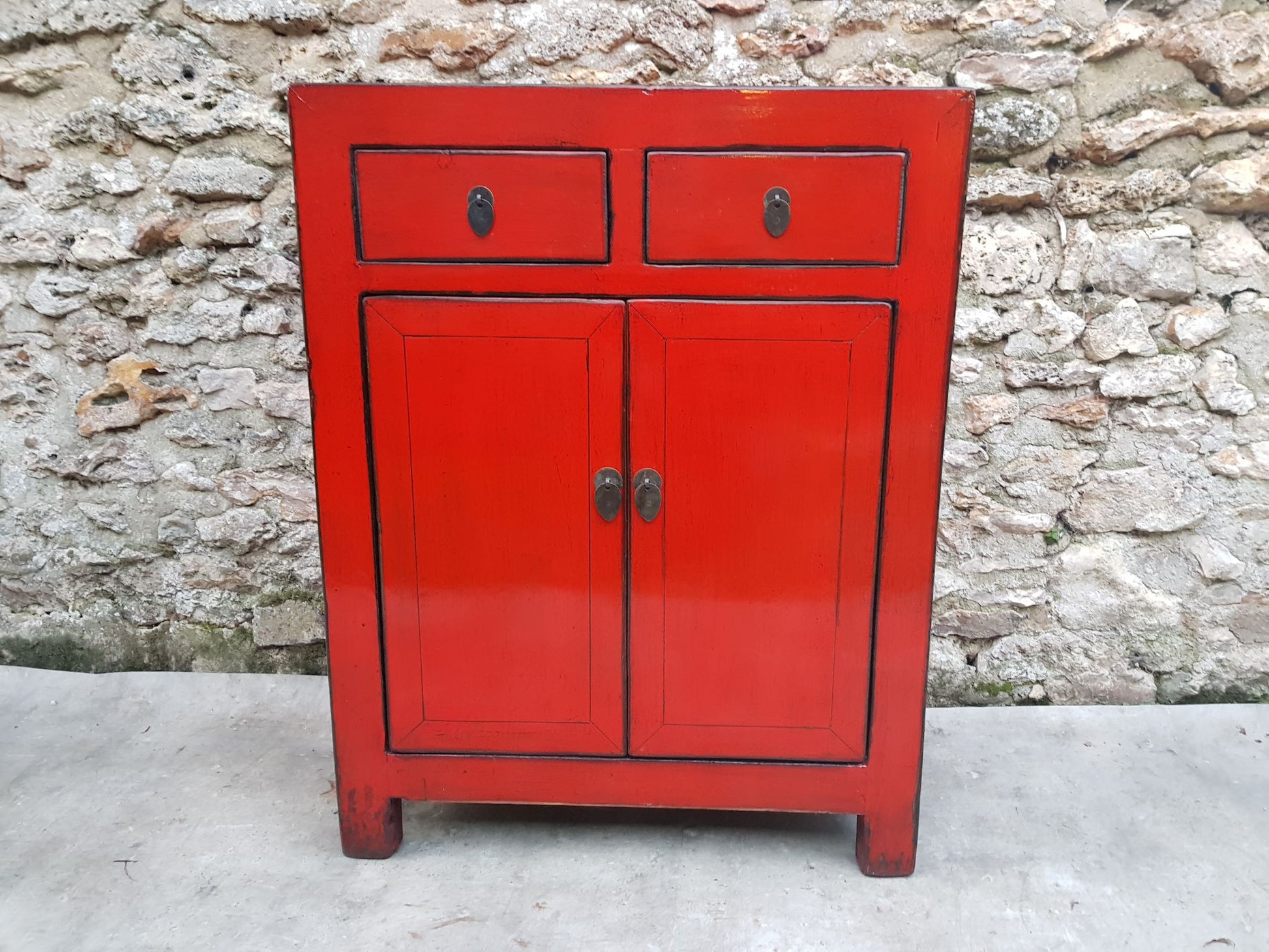 Meuble chinois d'appoint laqué rouge et noir Meuble chinois d'appoint laqué rouge et noir