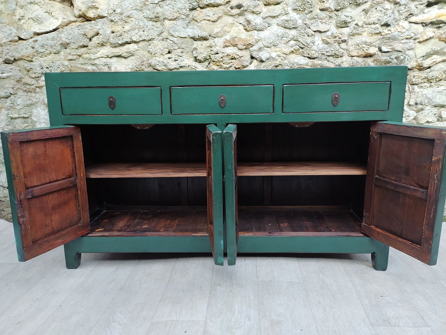 Grand buffet vert paon laqué 3 tiroirs et 4 portes ouvertes