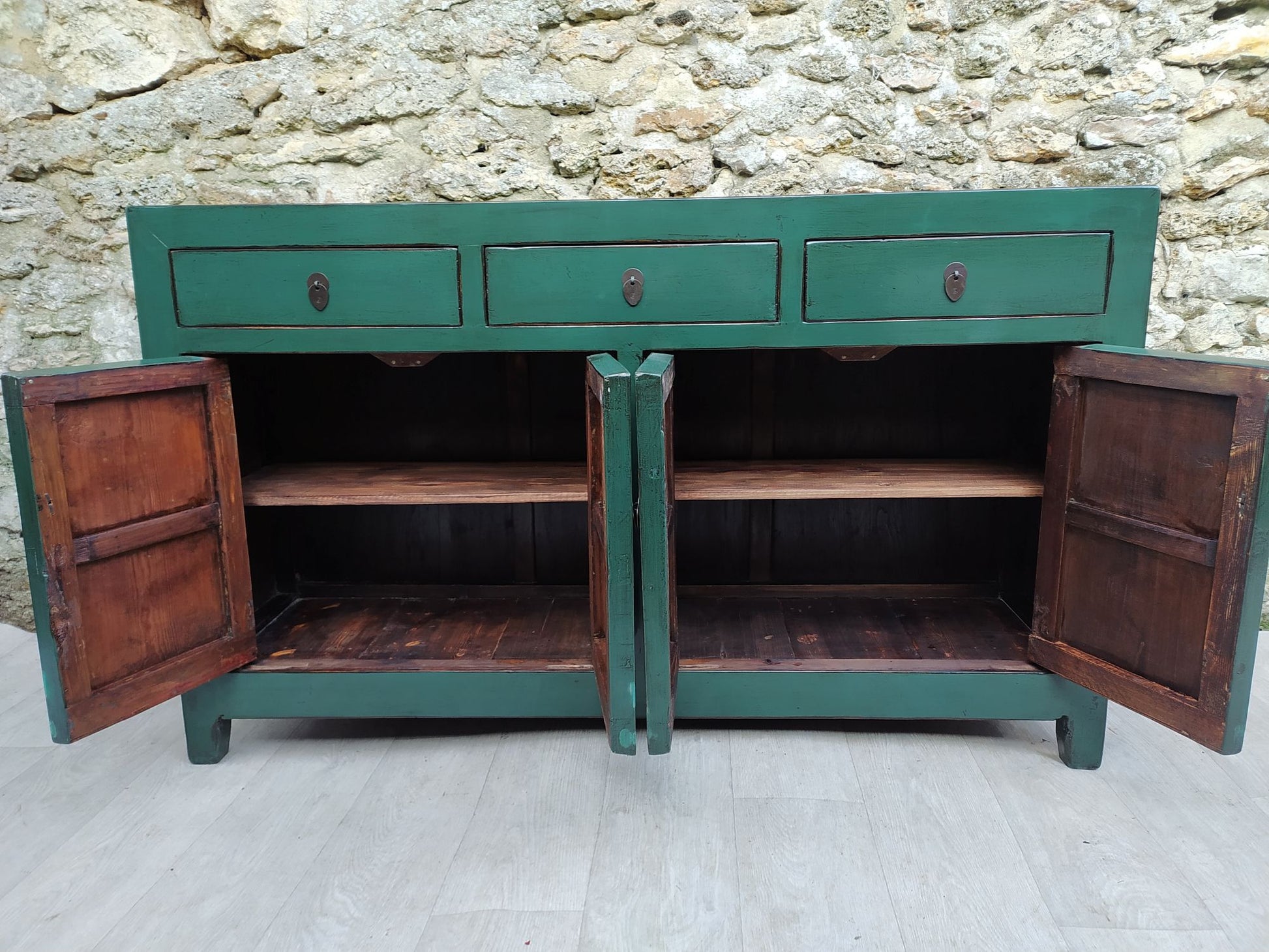 Grand buffet vert paon laqué 3 tiroirs et 4 portes ouvertes