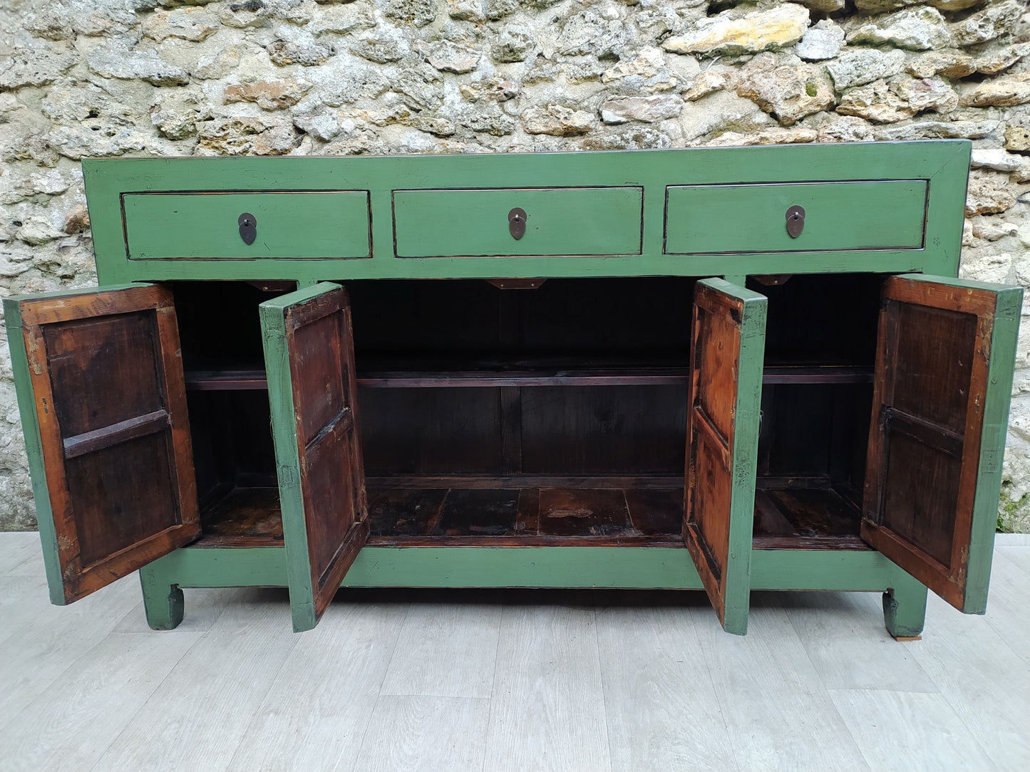 Grand buffet vert d'eau laqué 3 tiroirs 4 portes ouvertes