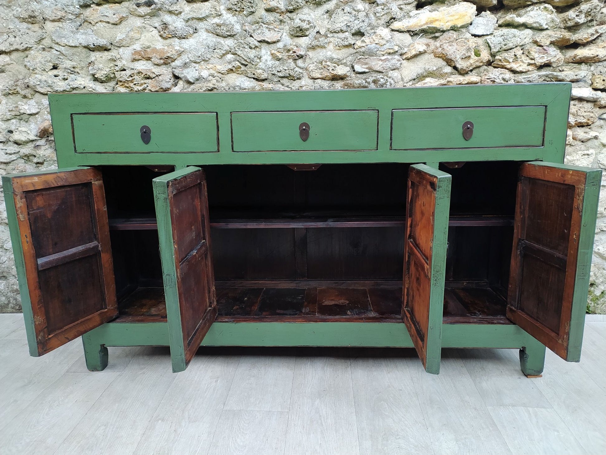 Grand buffet vert d'eau laqué 3 tiroirs 4 portes ouvertes