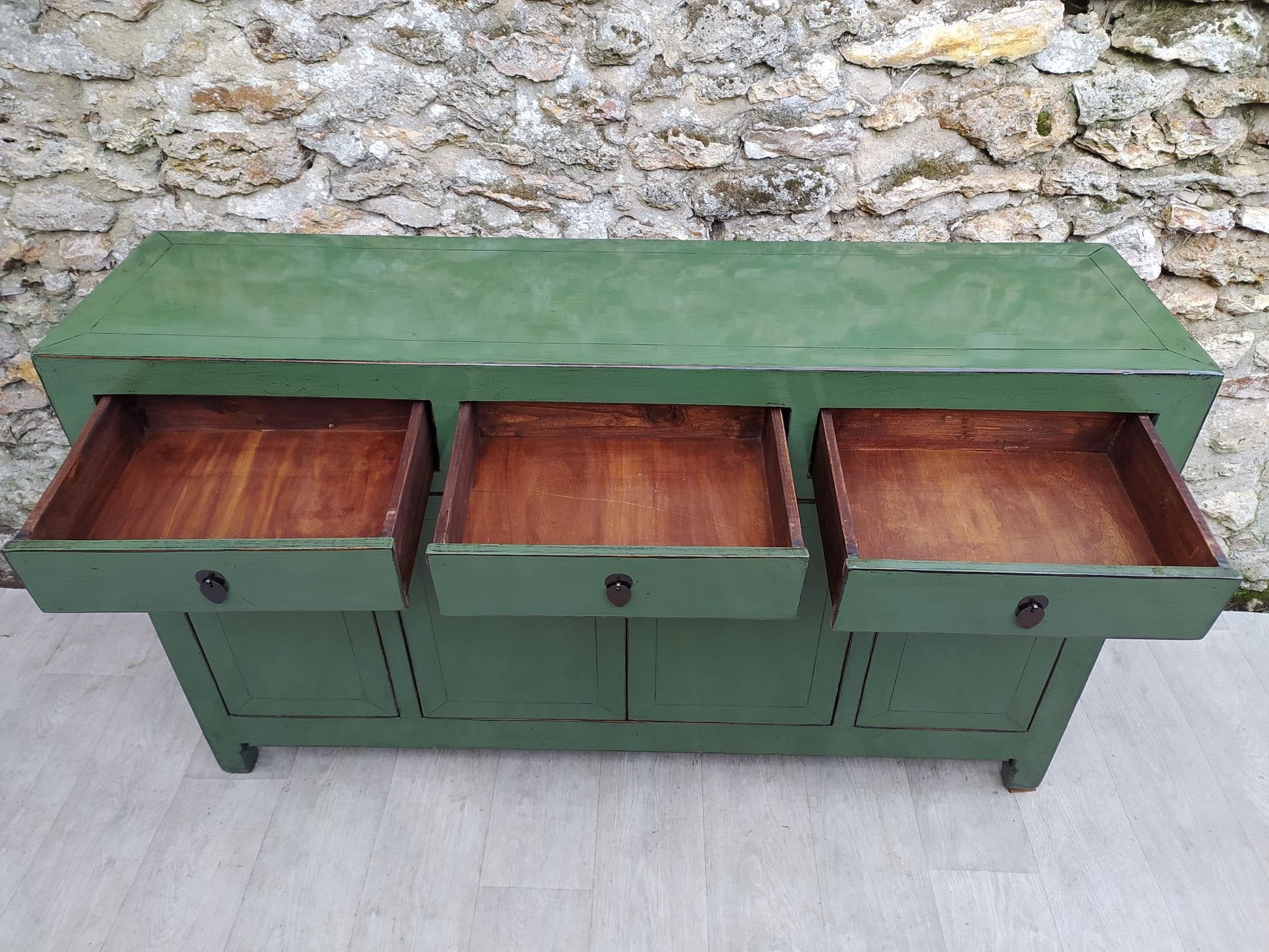 Grand buffet vert d'eau laqué 3 tiroirs ouverts 4 portes