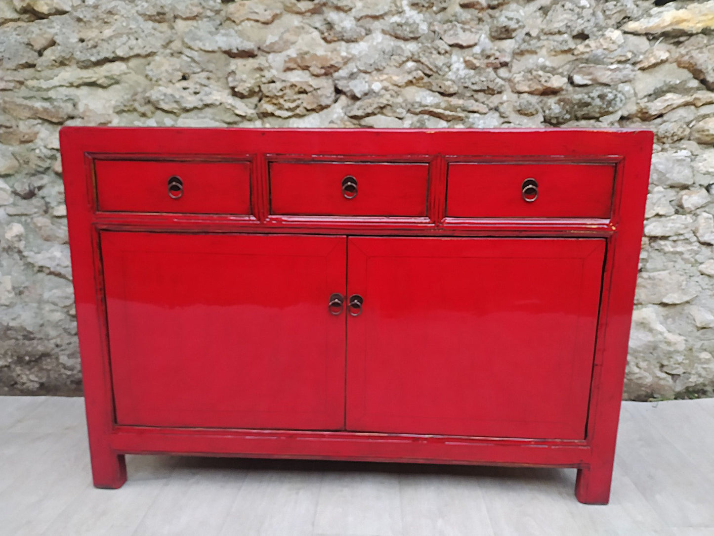 Grand buffet rouge grenat laqué 3 tiroirs et 2 portes face