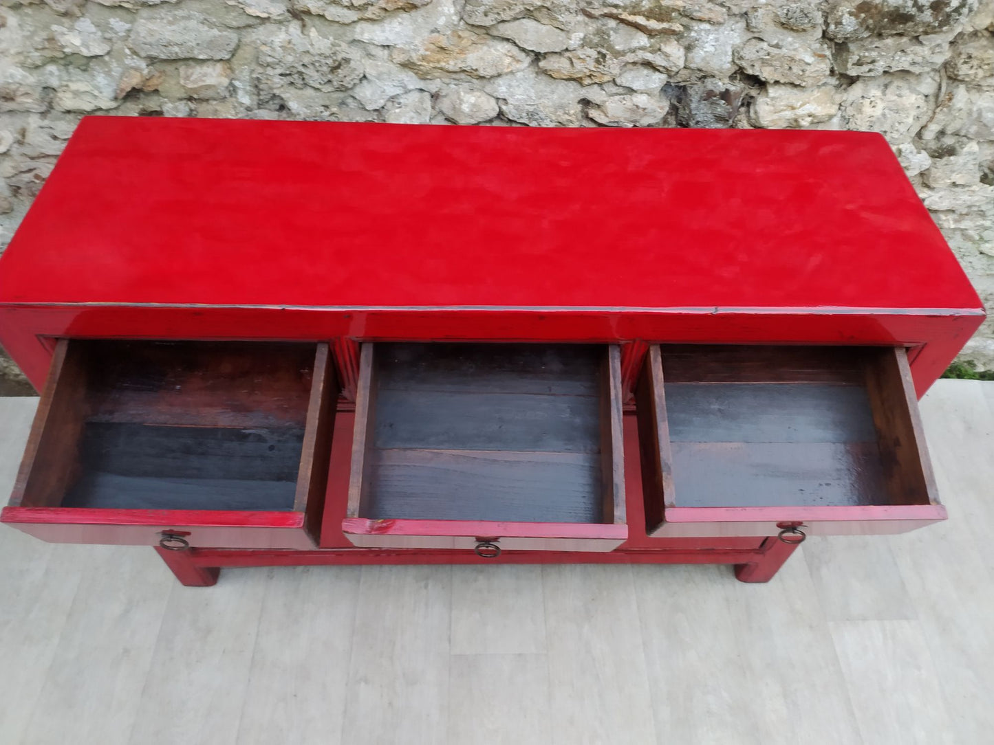 Grand buffet rouge grenat laqué 3 tiroirs ouverts et 2 portes