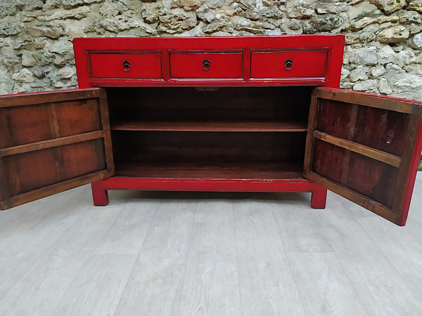 Grand buffet rouge grenat laqué 3 tiroirs et 2 portes ouvertes