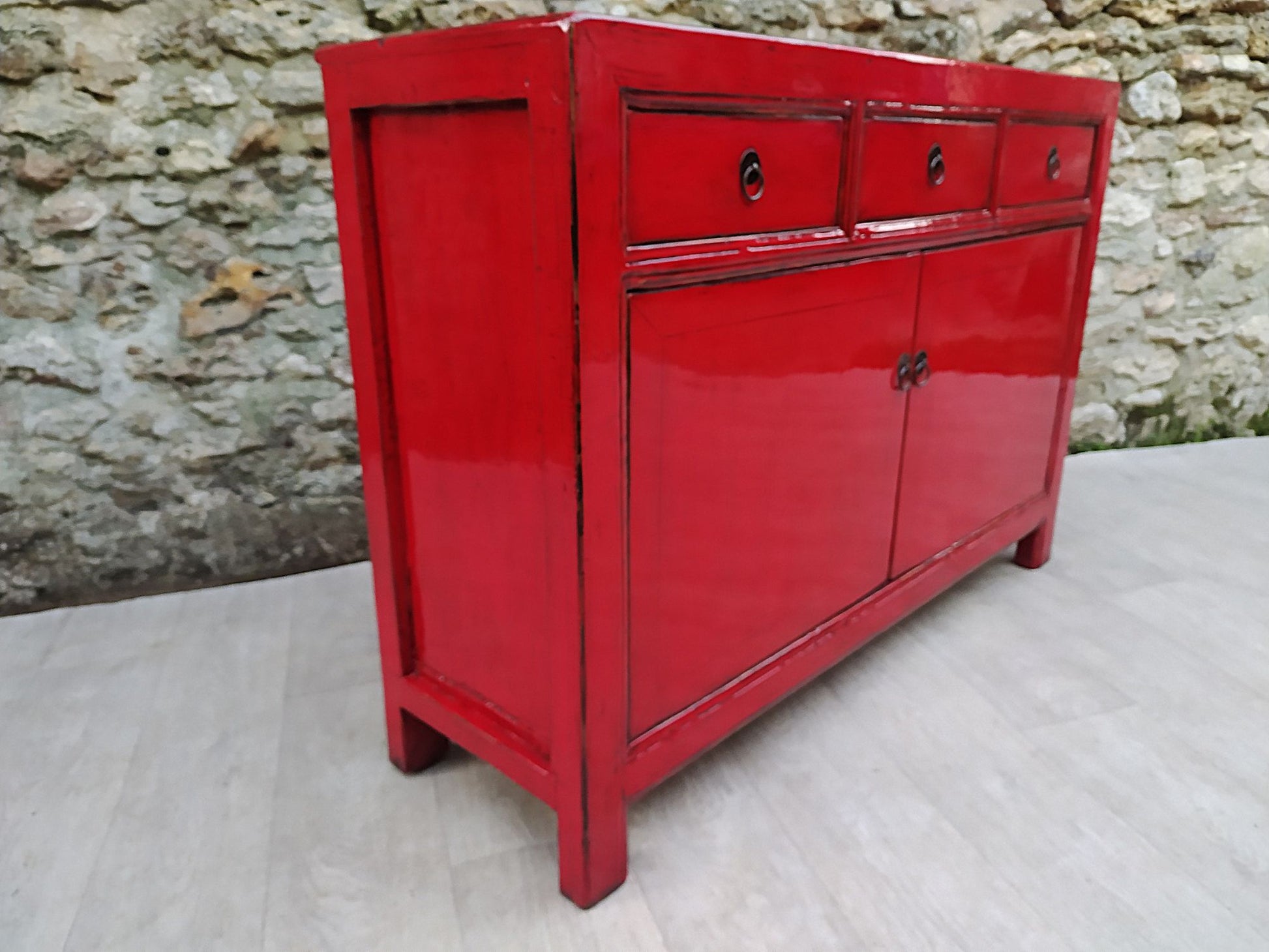 Grand buffet rouge grenat laqué 3 tiroirs et 2 portes gauche