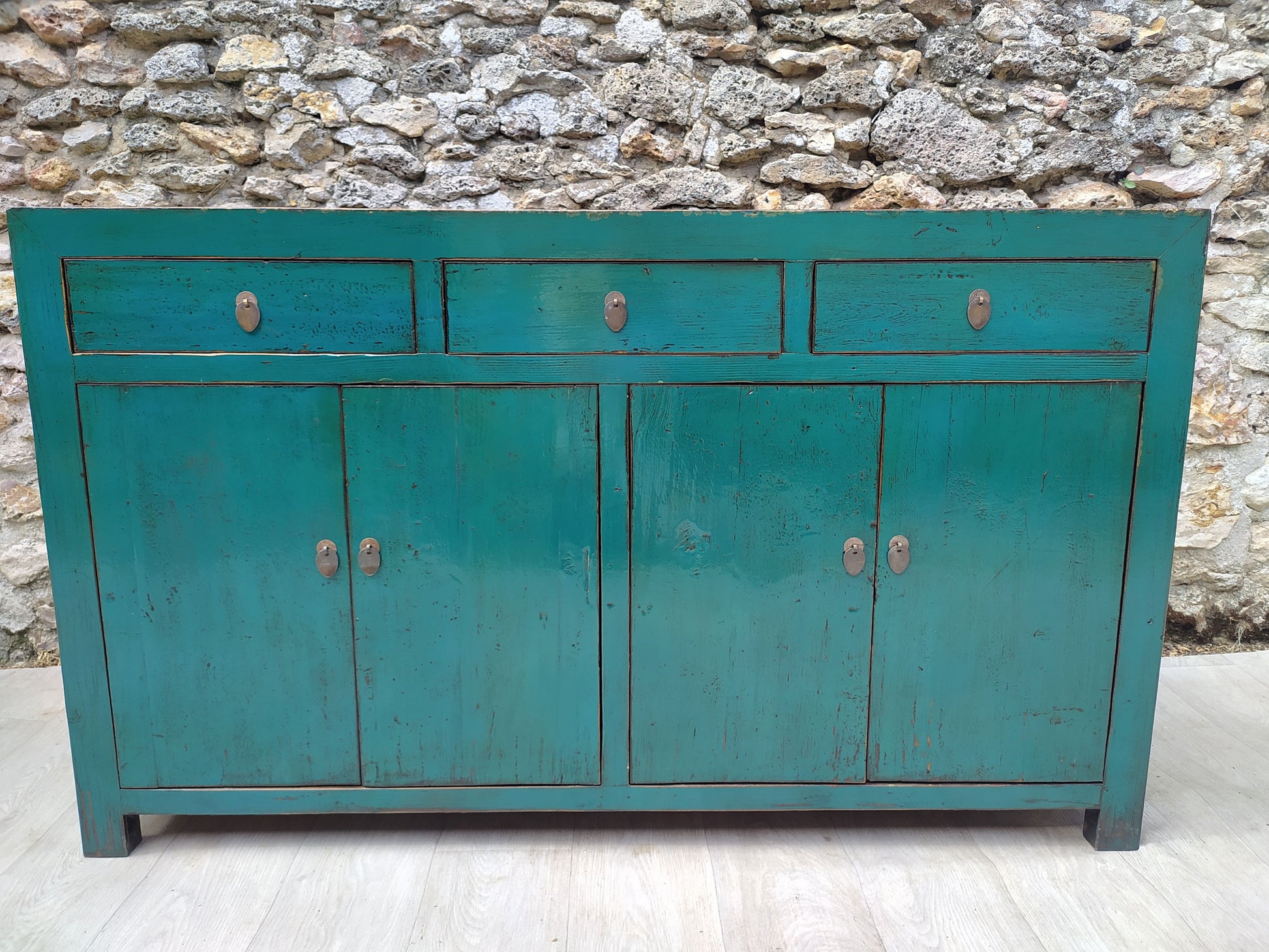 Grand buffet bleu-ver turquoise laqué 3 tiroirs et 4 portes, dessus orme brut laqué, vue de face