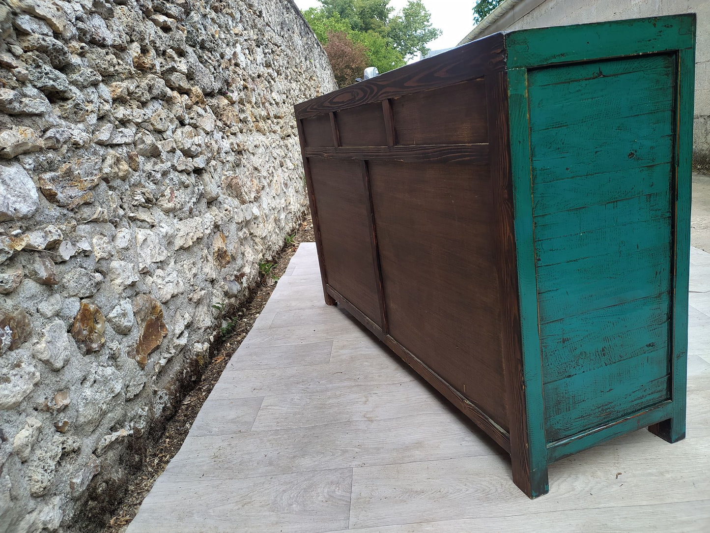 Grand buffet bleu-ver turquoise laqué 3 tiroirs et 4 portes, dessus orme brut laqué, vue de gauche et arrière