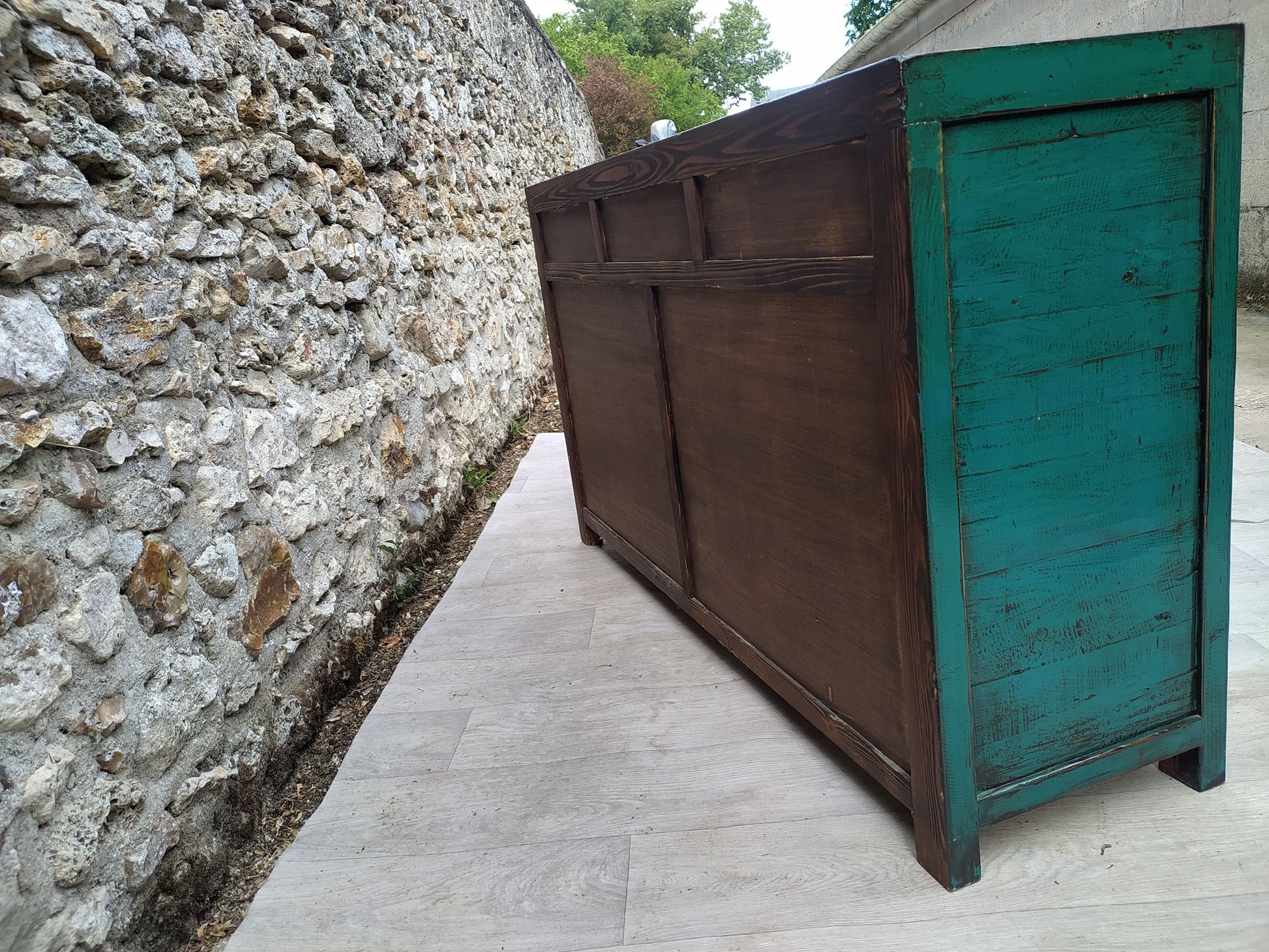 Grand buffet bleu-ver turquoise laqué 3 tiroirs et 4 portes, dessus orme brut laqué, vue de gauche et arrière