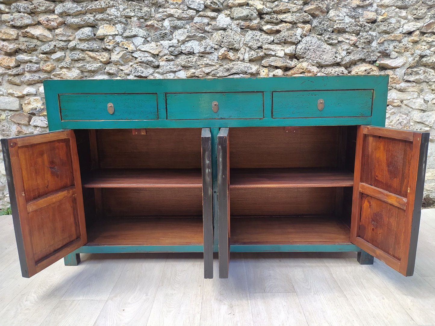 Grand buffet bleu-ver turquoise laqué 3 tiroirs et 4 portes ouvertes, dessus orme brut laqué