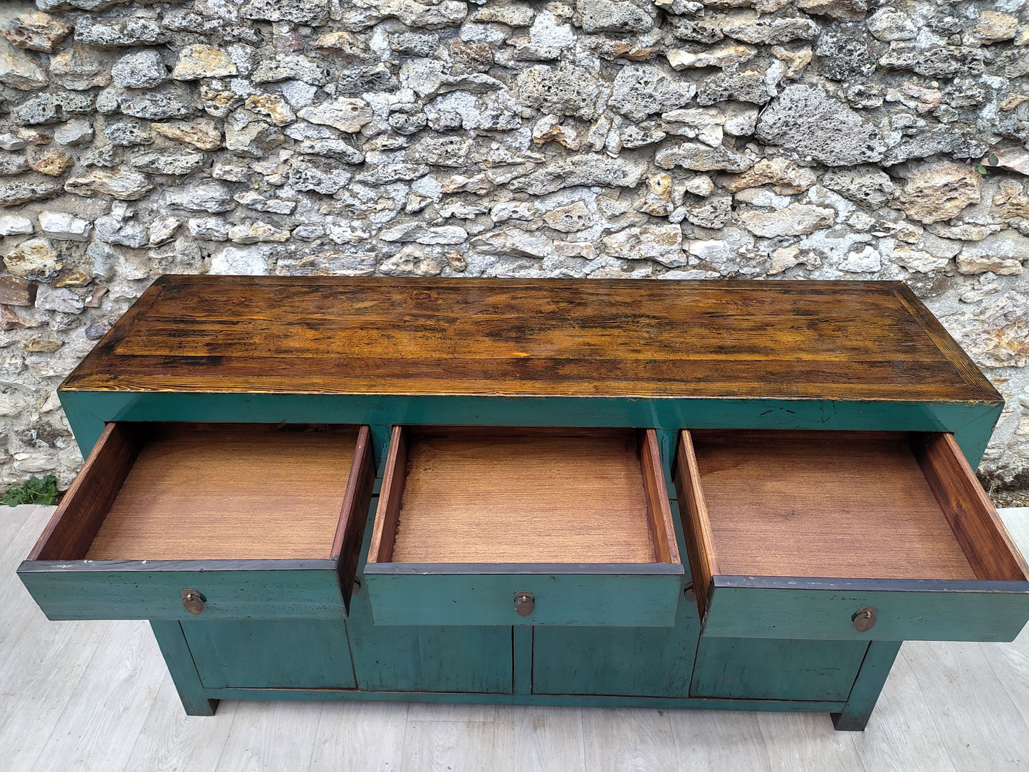 Grand buffet bleu-ver turquoise laqué 3 tiroirs ouverts et 4 portes, dessus orme brut laqué