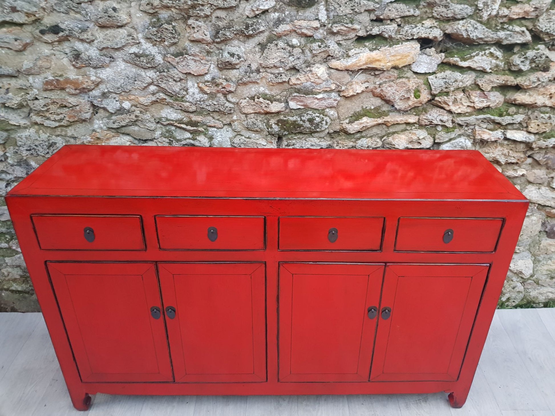 Grand buffet rouge clair laqué 4 tiroirs et 4 portes vue de haut