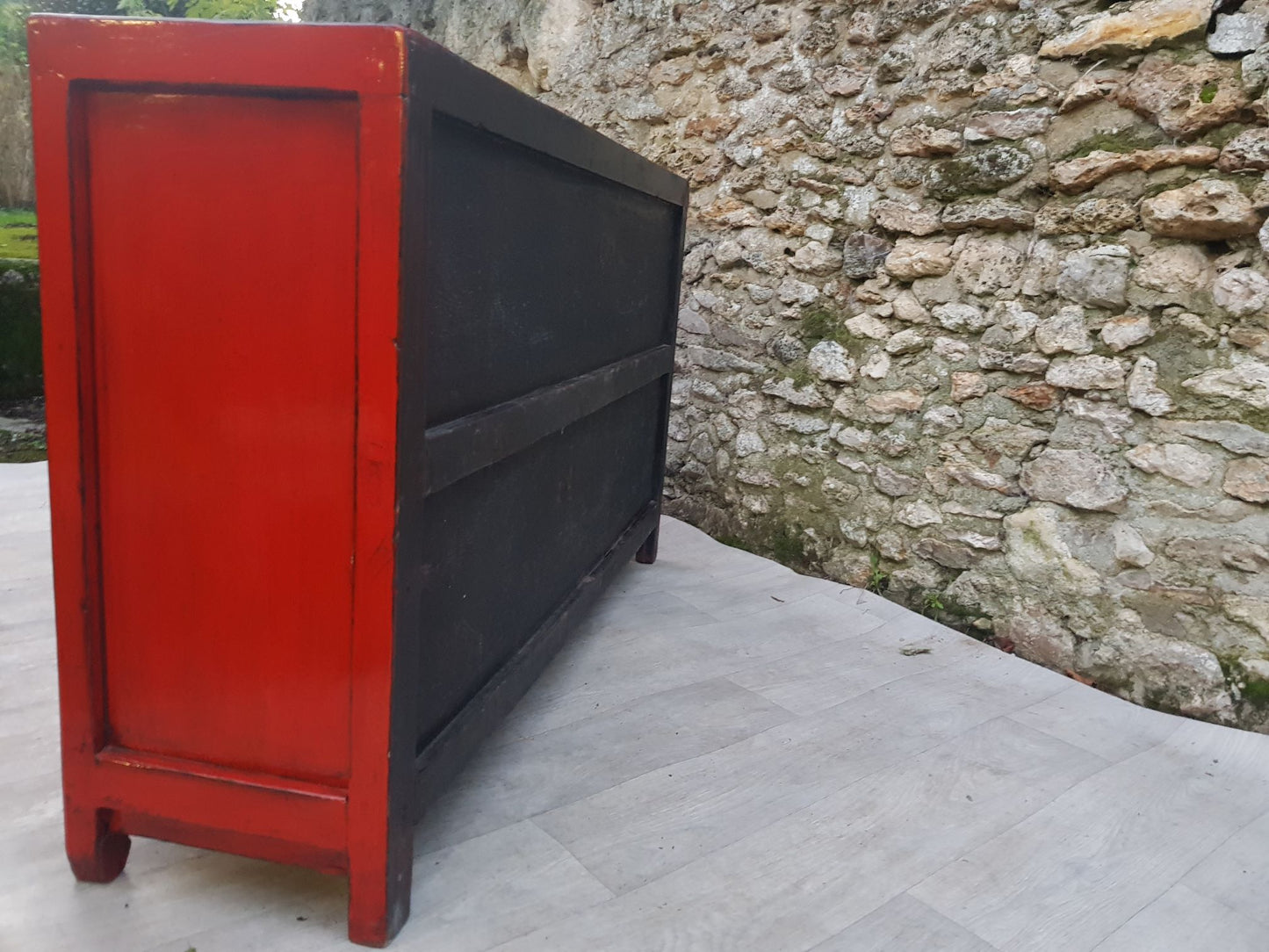Grand buffet rouge clair laqué 4 tiroirs et 4 portes vue de droite et arrière