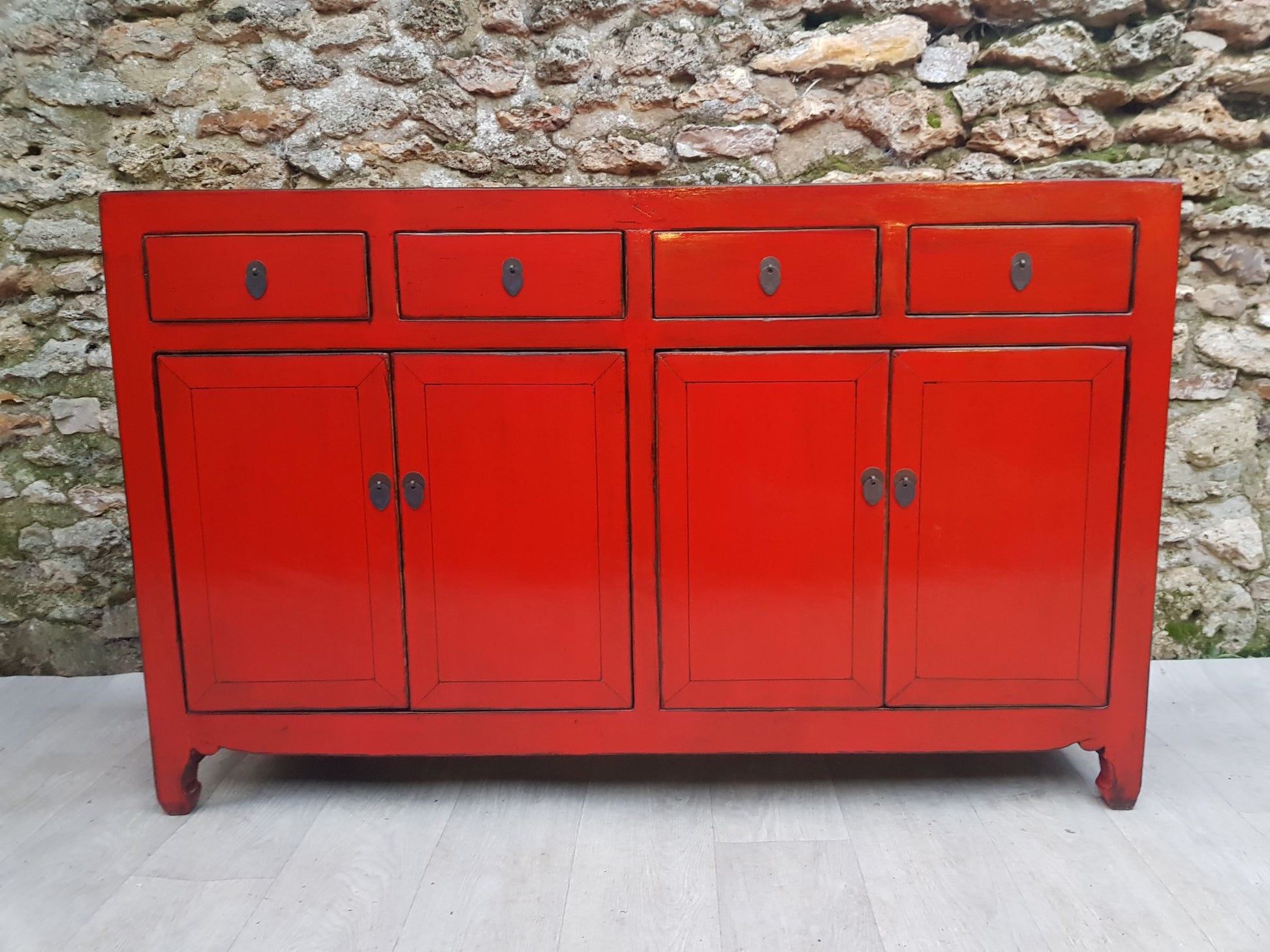 Grand buffet rouge clair laqué 4 tiroirs et 4 portes vue de face