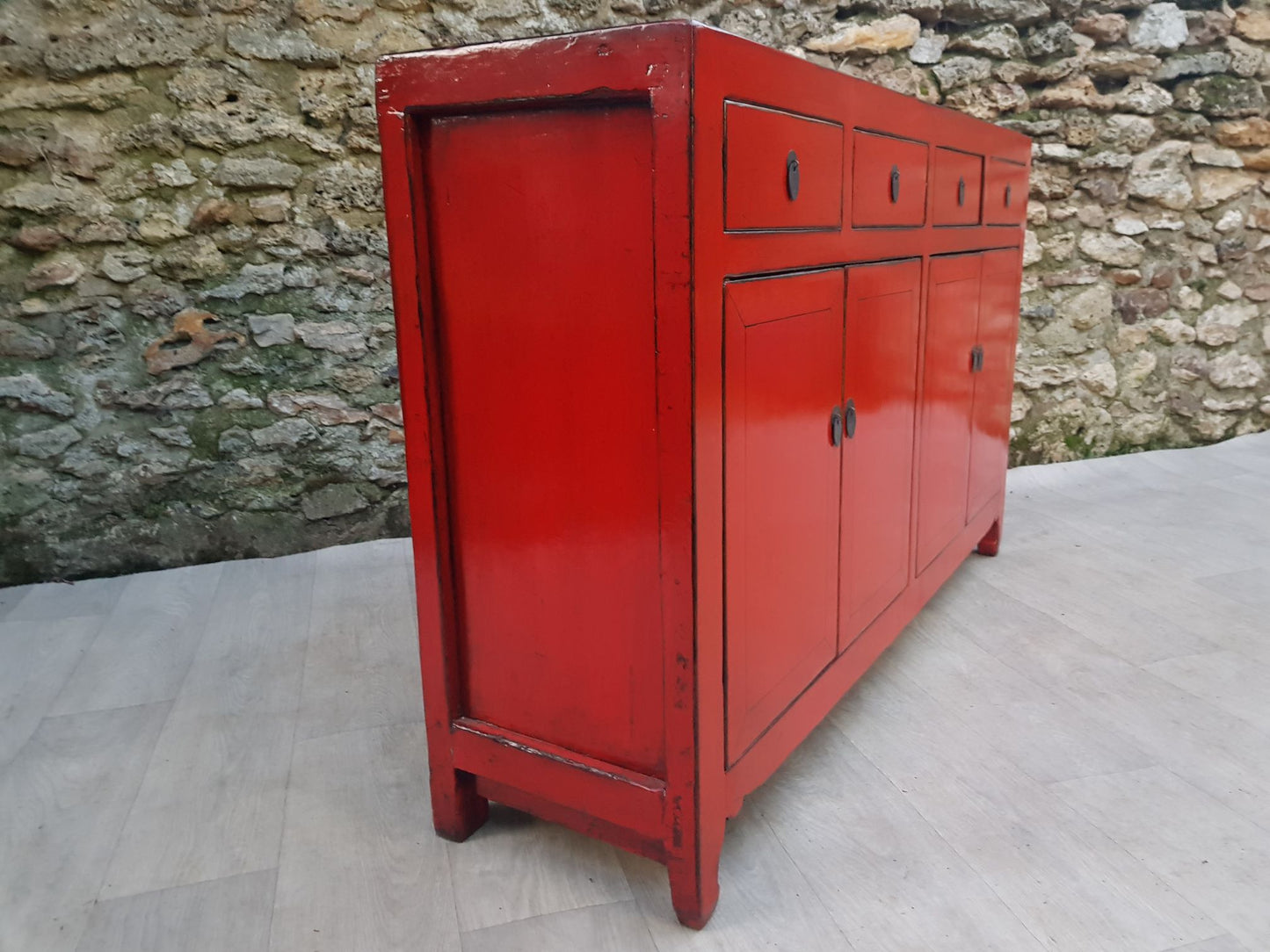 Grand buffet rouge clair laqué 4 tiroirs et 4 portes vue de gauche