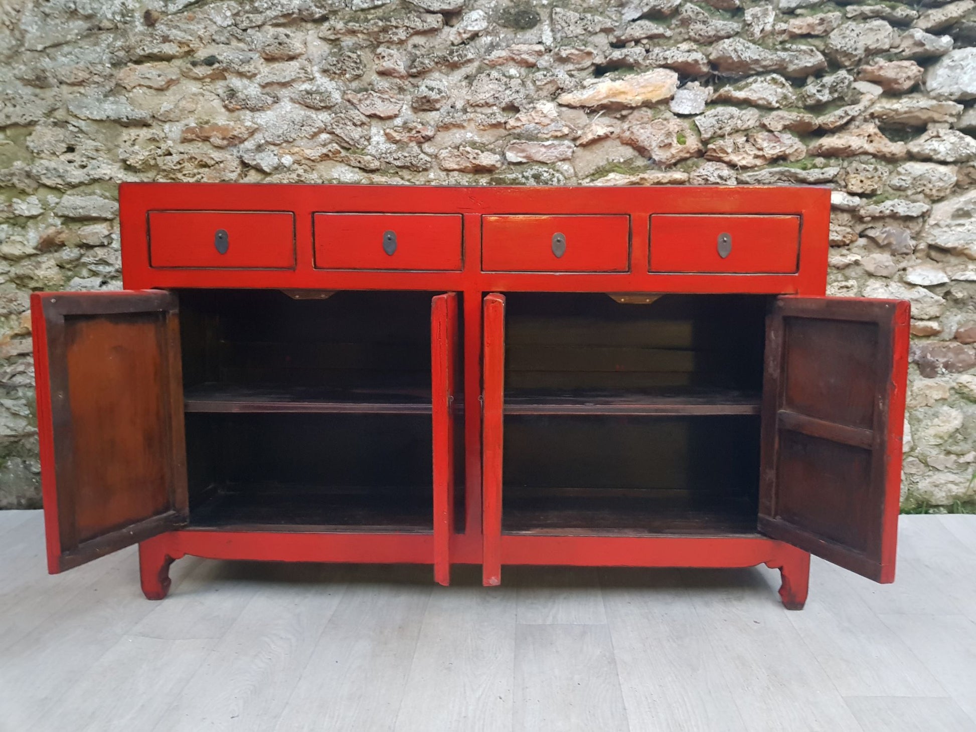 Grand buffet rouge clair laqué 4 tiroirs et 4 portes ouvertes