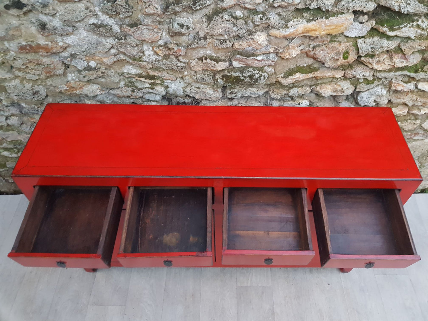 Grand buffet rouge clair laqué 4 tiroirs ouverts et 4 portes