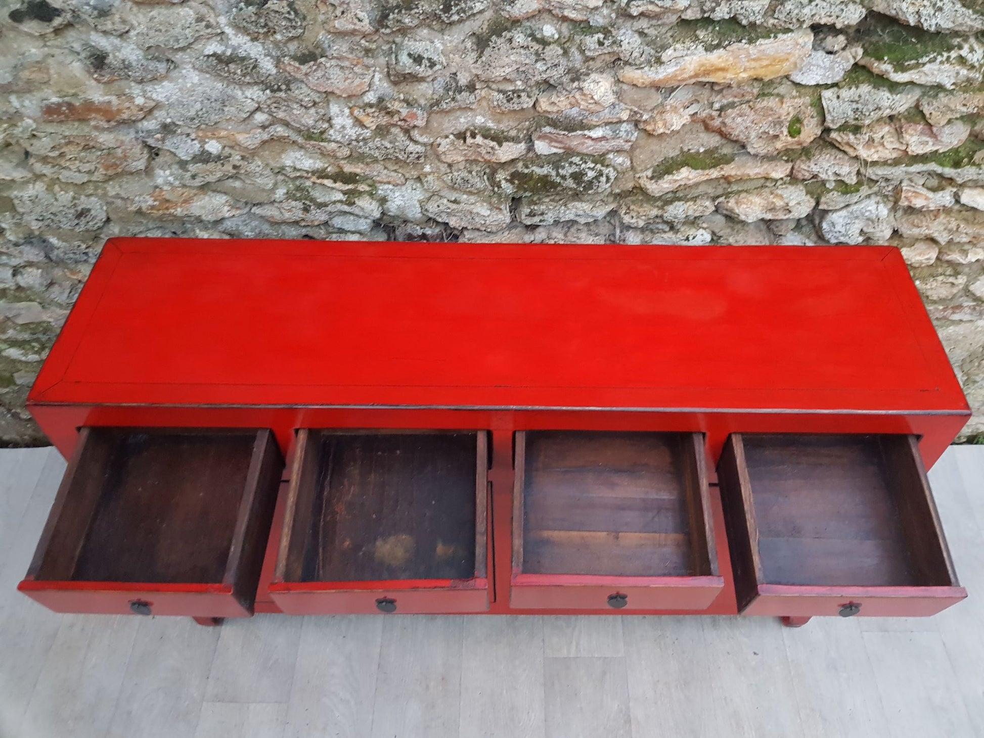 Grand buffet rouge clair laqué 4 tiroirs ouverts et 4 portes