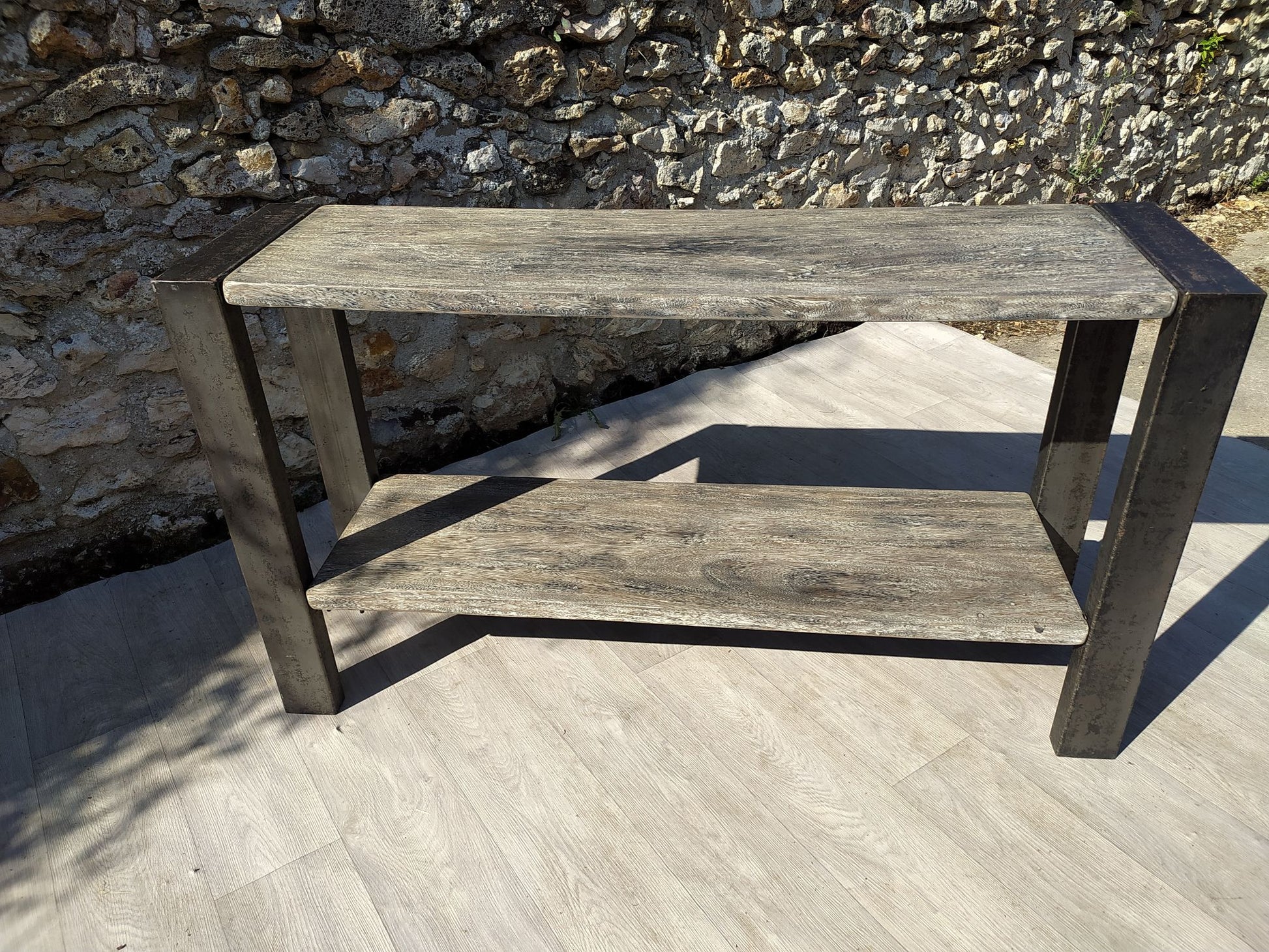 Grande console entièrement en acier patine façon grise cerisée avec deux étagères, vue de dessus et face