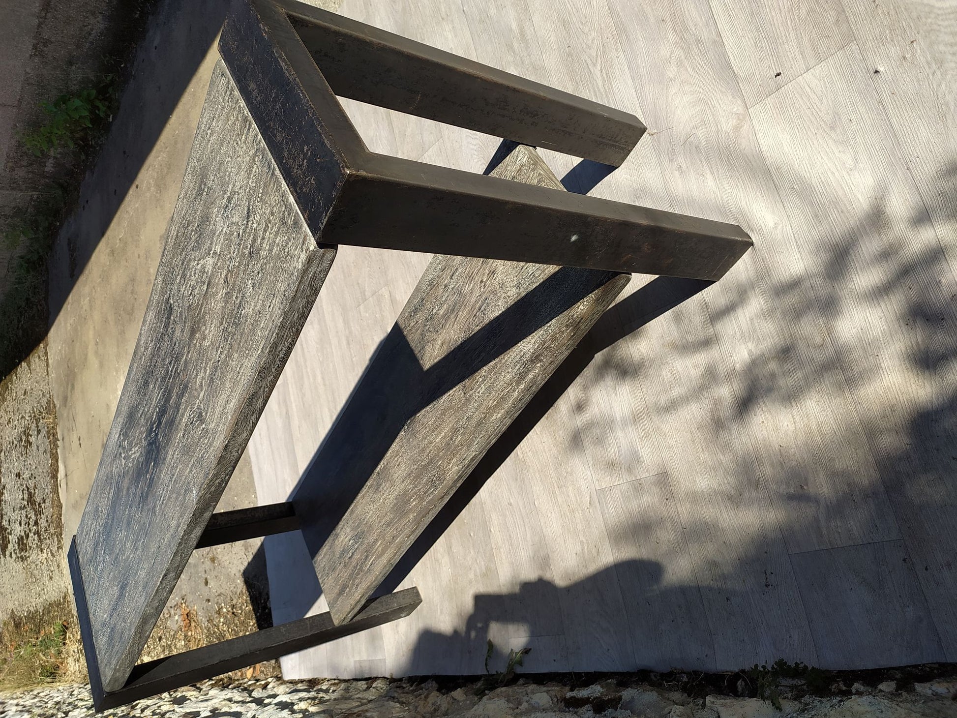 Grande console en acier patine façon grise cerisée avec deux étagères, vue sur le côté d'un montant en acier