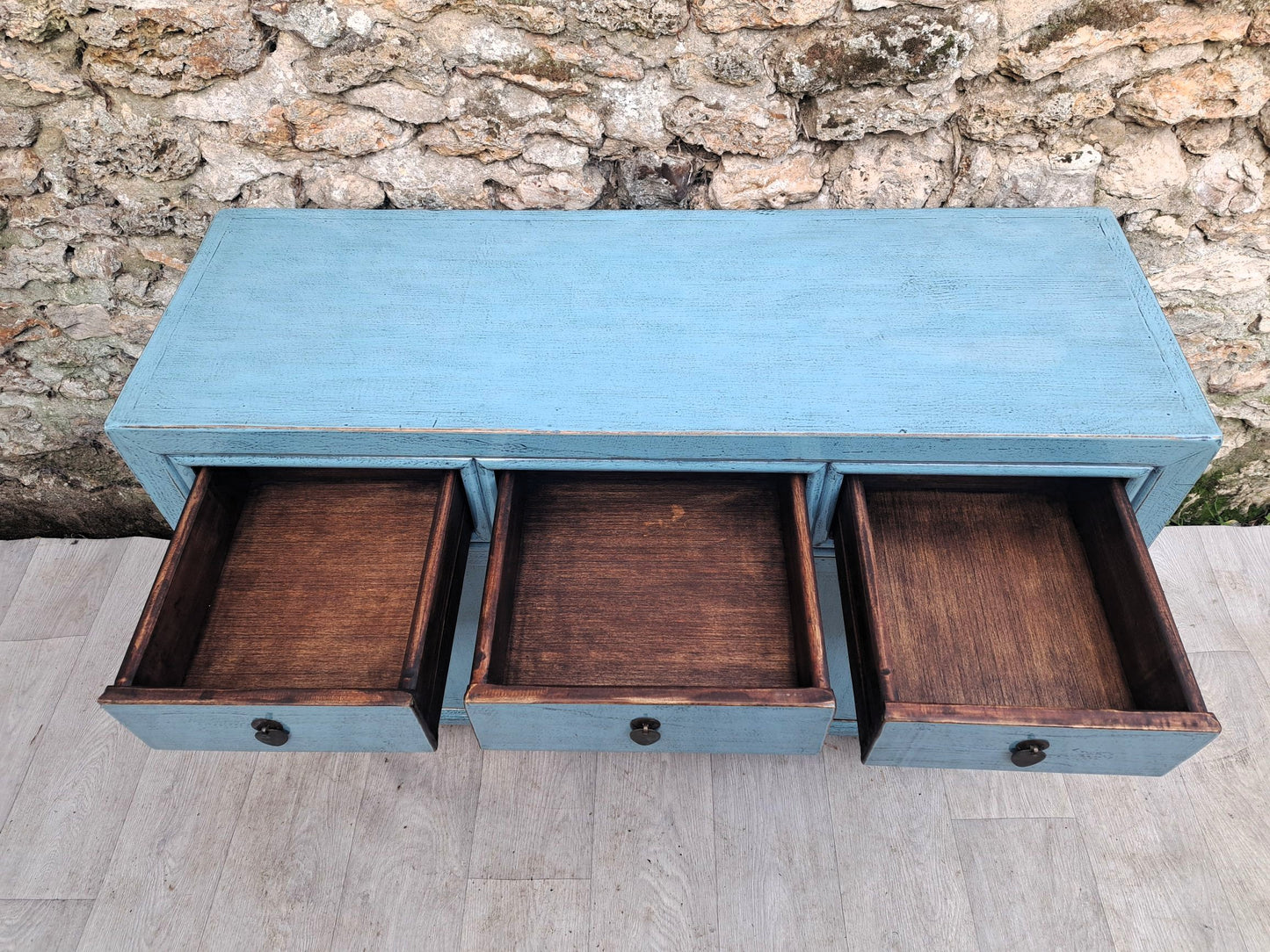 meuble bleu pastel laqué 3 tiroirs ouverts et 2 portes