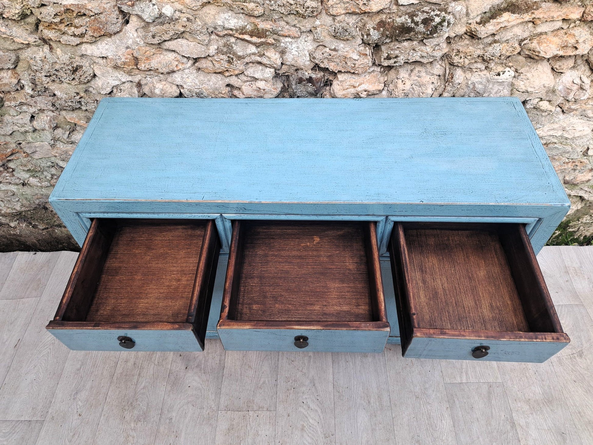 meuble bleu pastel laqué 3 tiroirs ouverts et 2 portes