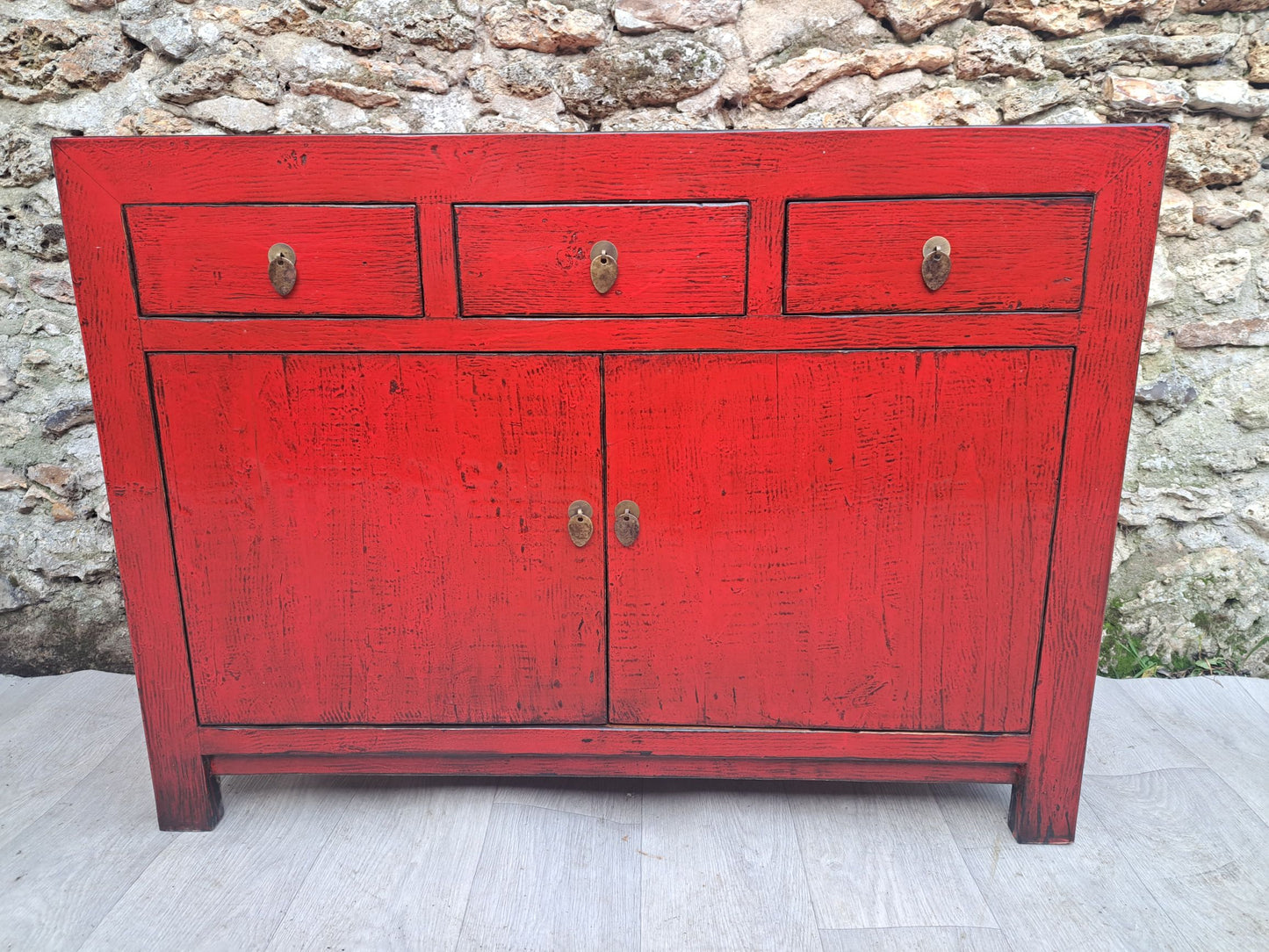 Moyen meuble rouge vieilli laqué 3 tiroirs et 2 potes face