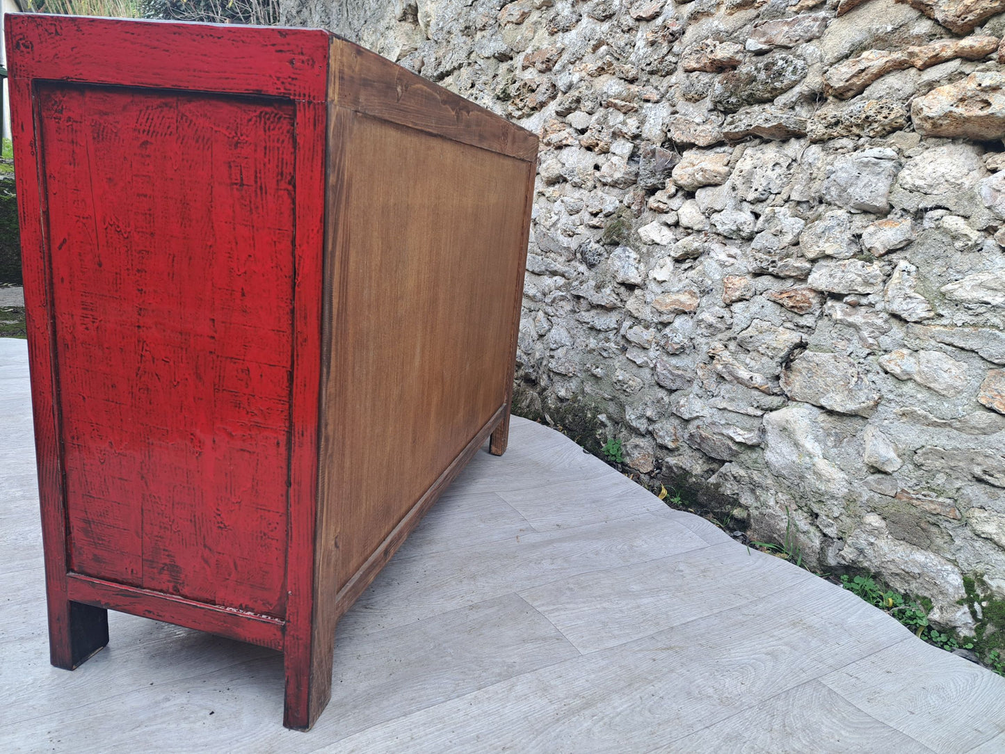 Moyen meuble rouge vieilli laqué 3 tiroirs et 2 portes vue arrière
