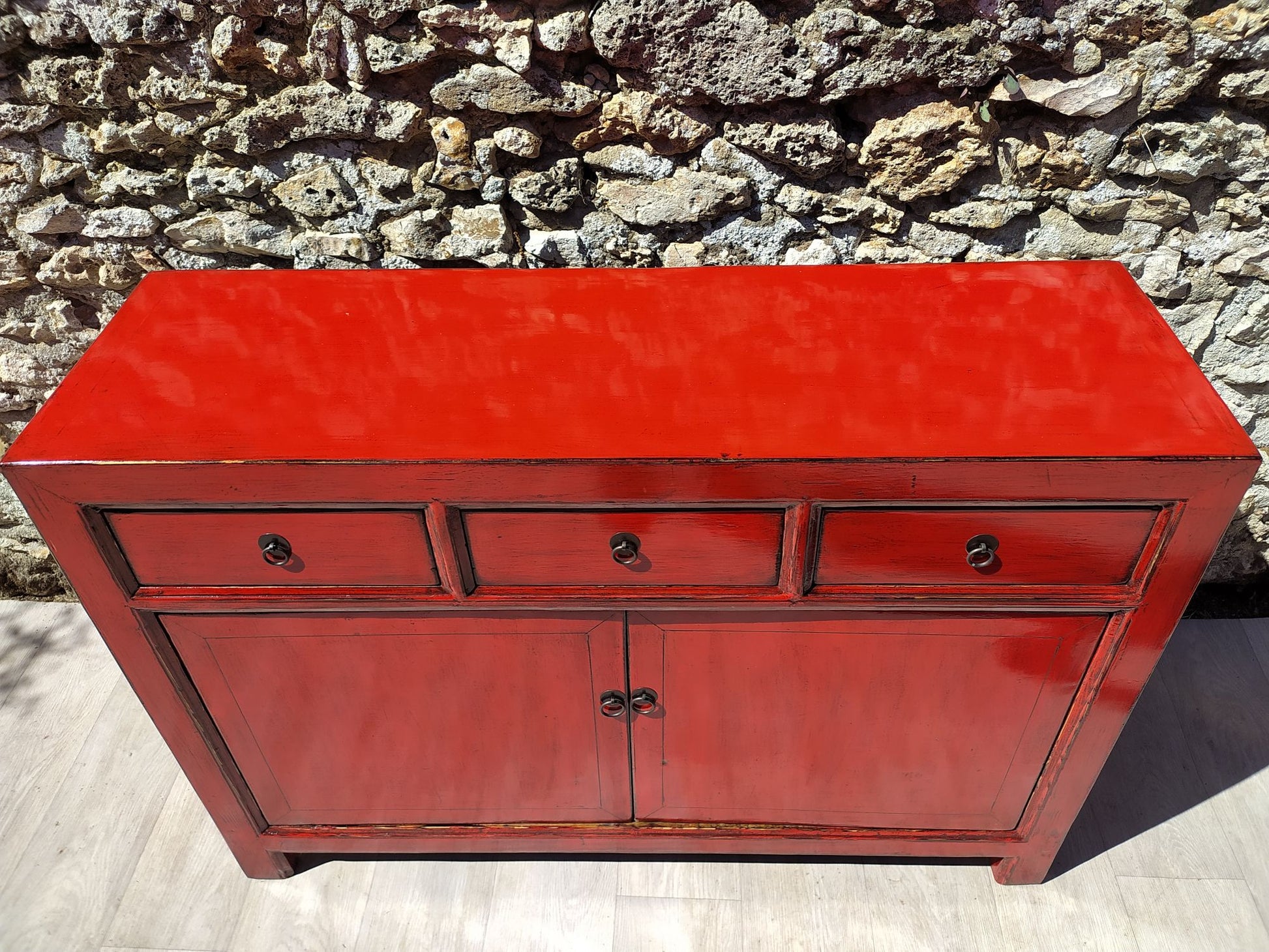 moyen buffet rouge clair laqué 3 tiroirs 2 portes vue de dessus