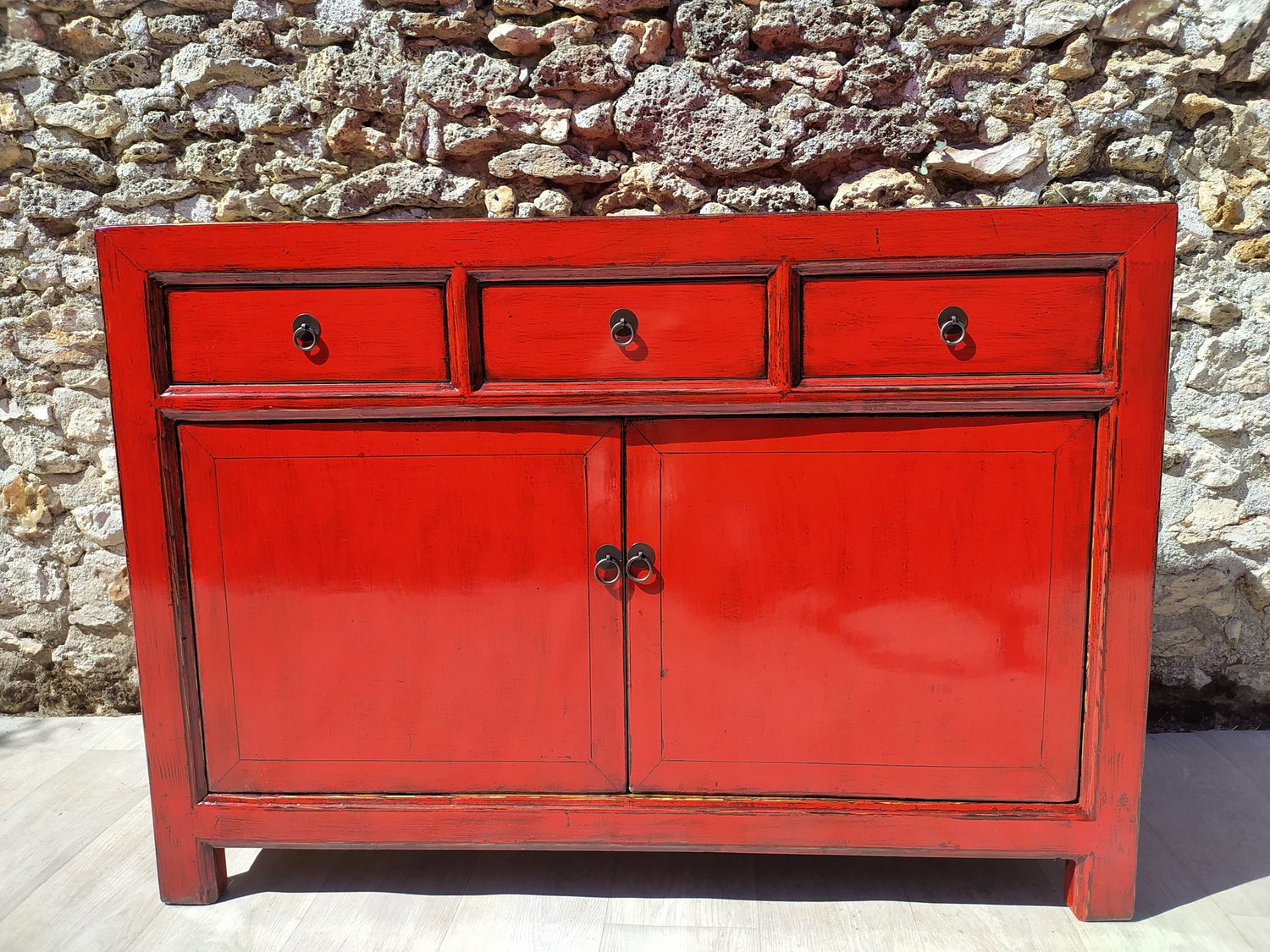 moyen buffet rouge clair laqué 3 tiroirs 2 portes de face