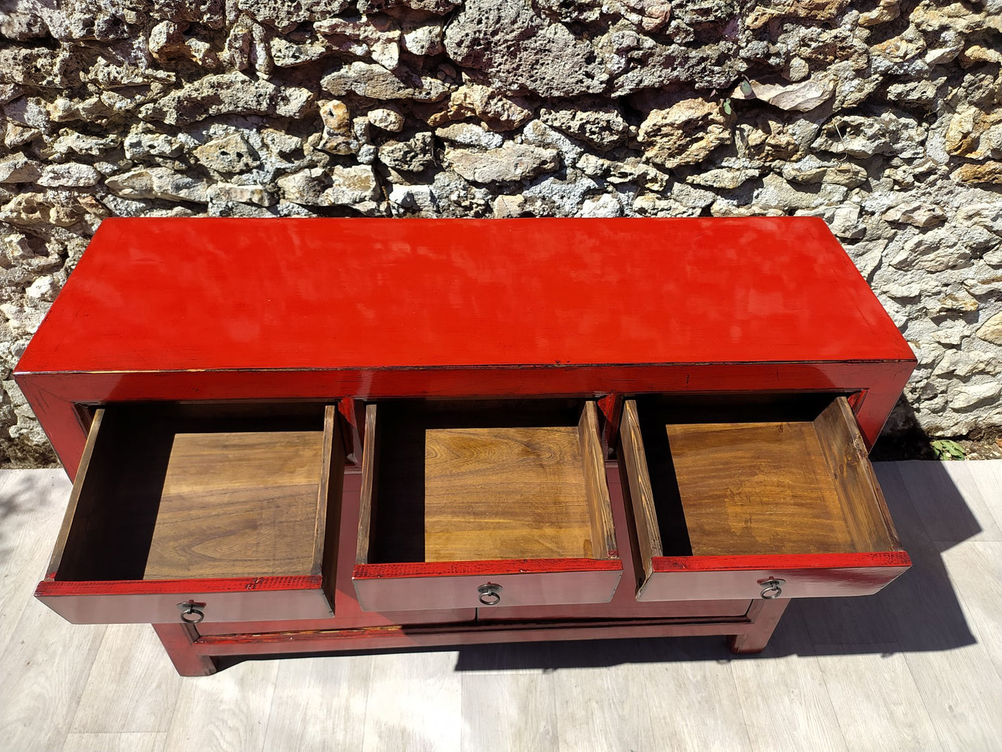 moyen buffet rouge clair laqué 3 tiroirs ouverts 2 portes