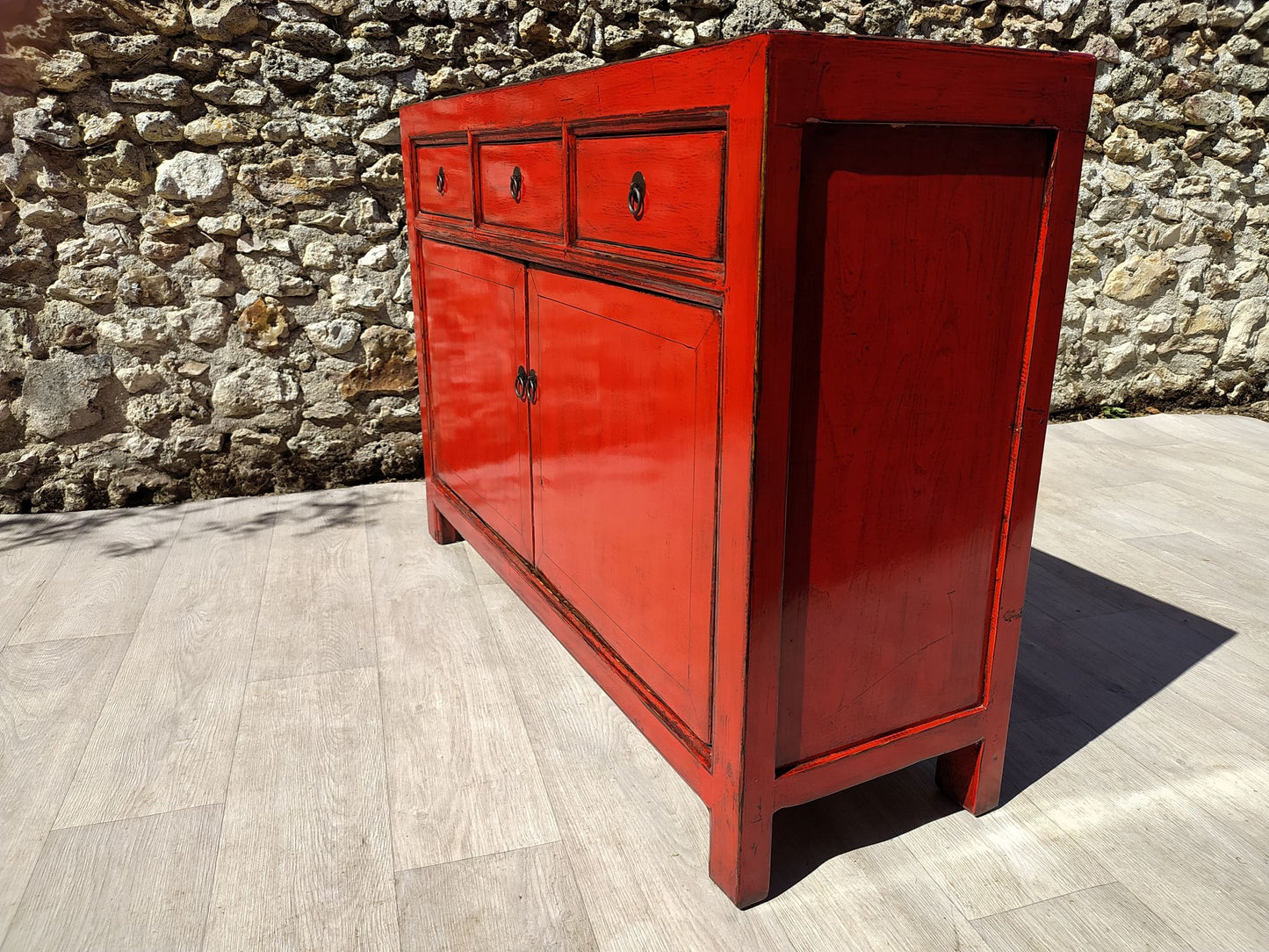 moyen buffet rouge clair laqué 3 tiroirs 2 portes côté droit