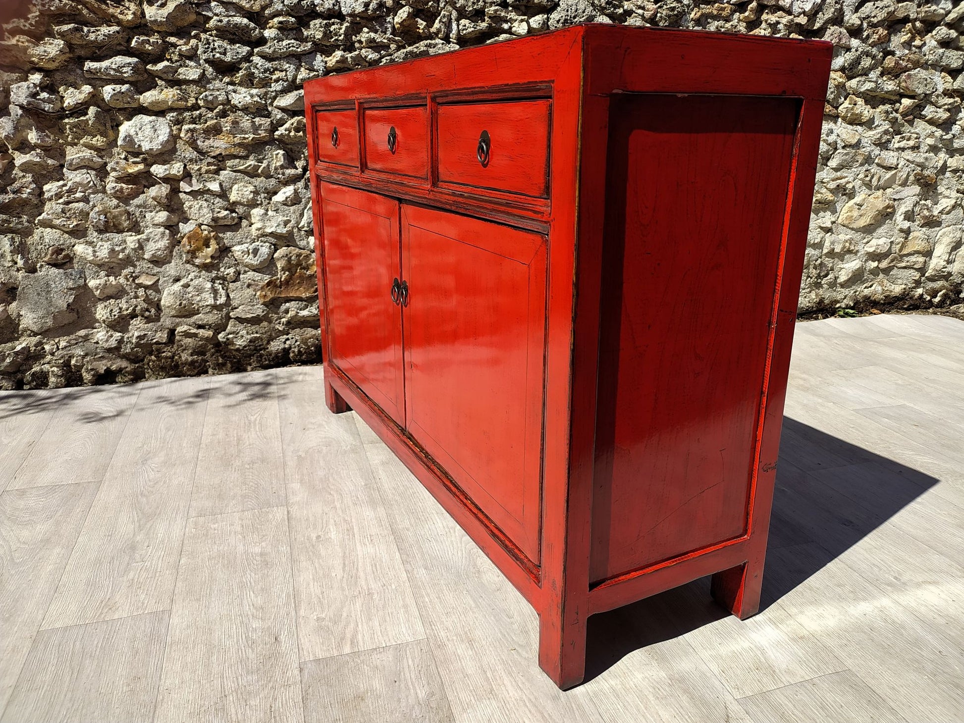 moyen buffet rouge clair laqué 3 tiroirs 2 portes côté droit
