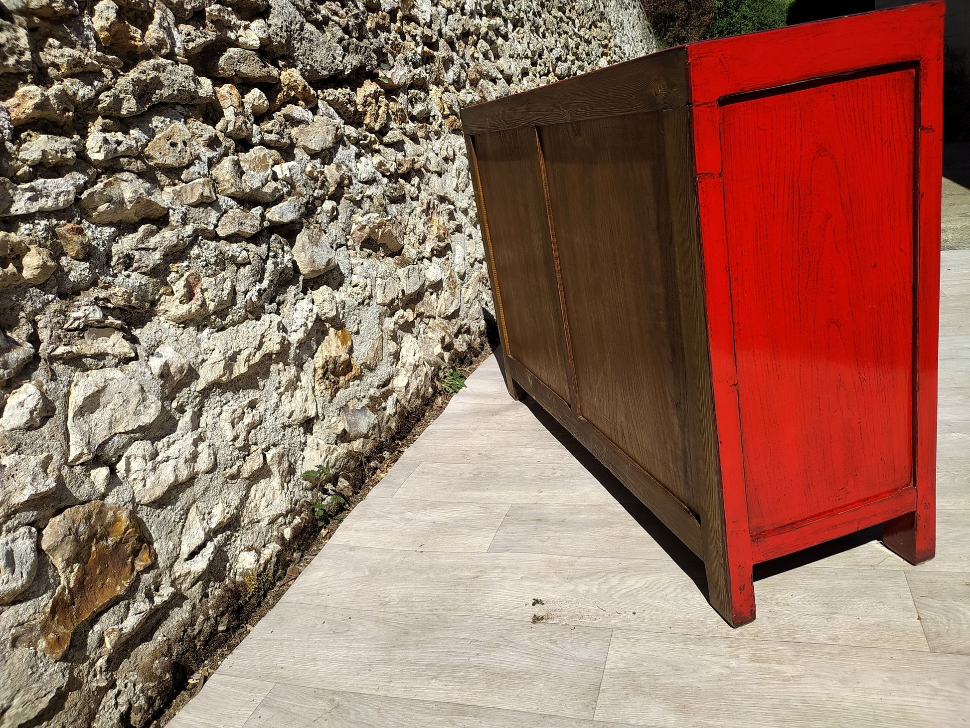 moyen buffet rouge clair laqué 3 tiroirs 2 portes côté gauche