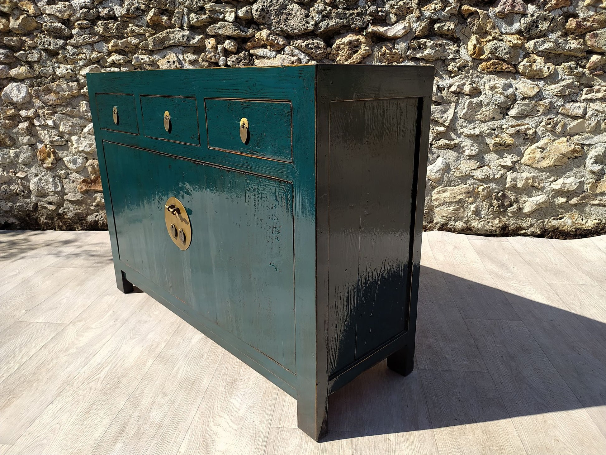 moyen buffet bois ancien laqué patine bleu canard 3 tiroirs et 2 portes vue de droite