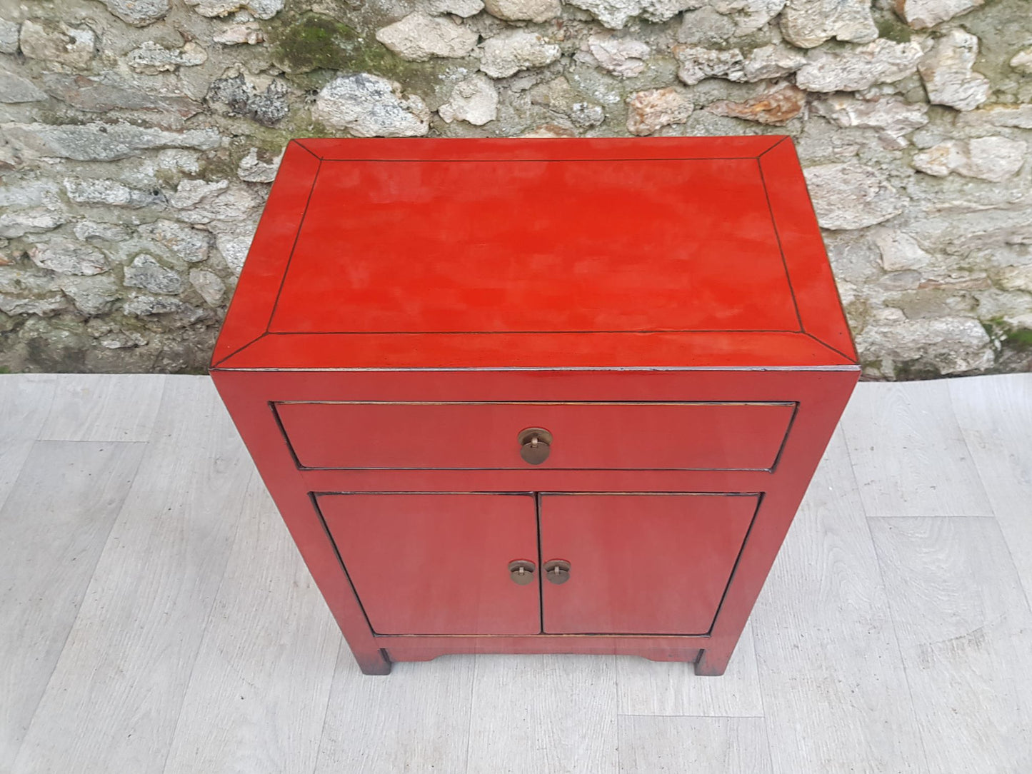 Petit meuble d'appoint patine laqué rouge clair 1 tiroir et 2 portes, vue de dessus