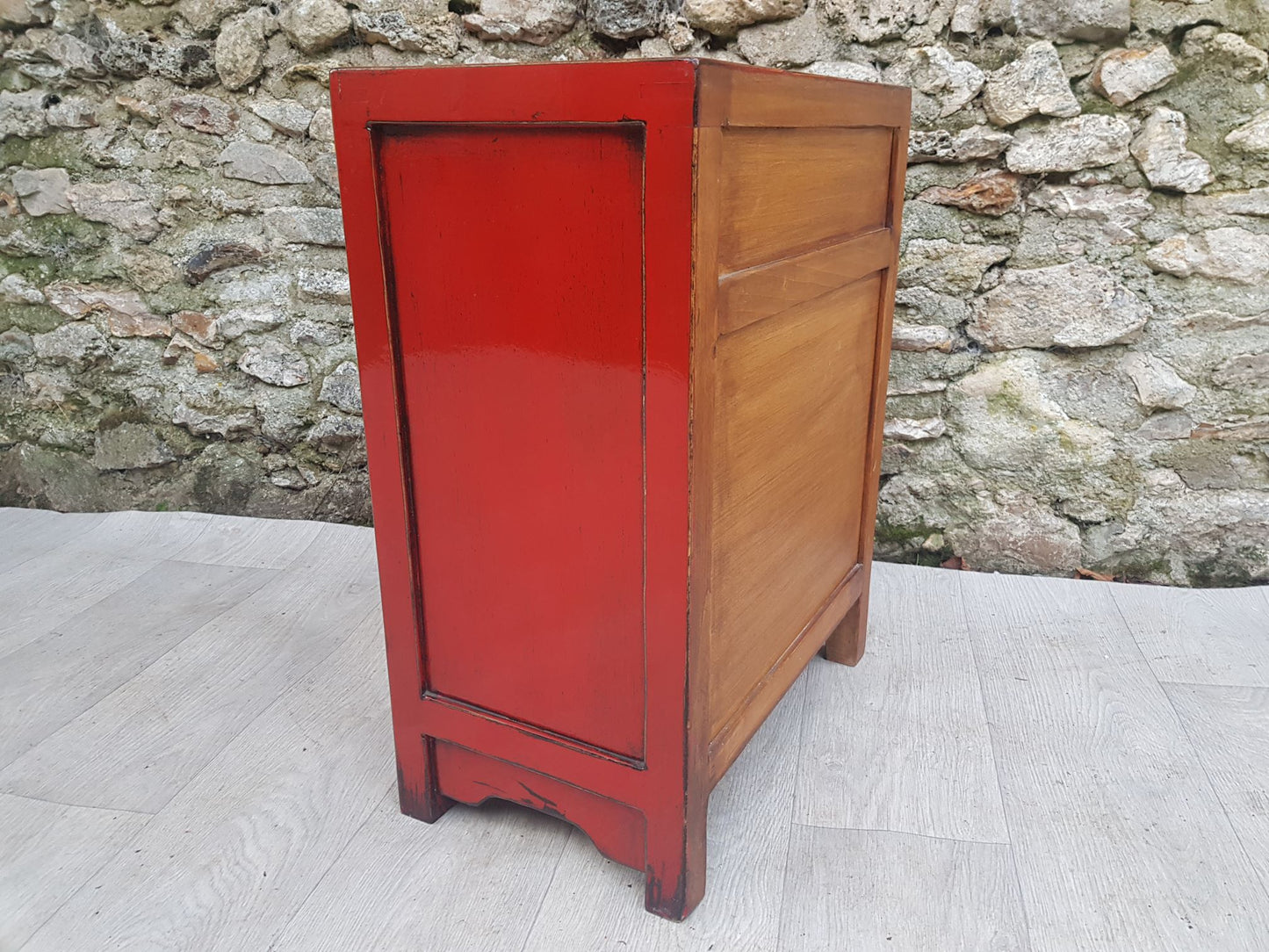 Petit meuble d'appoint patine laqué rouge clair 1 tiroir et 2 portes, vue de droite et arrière