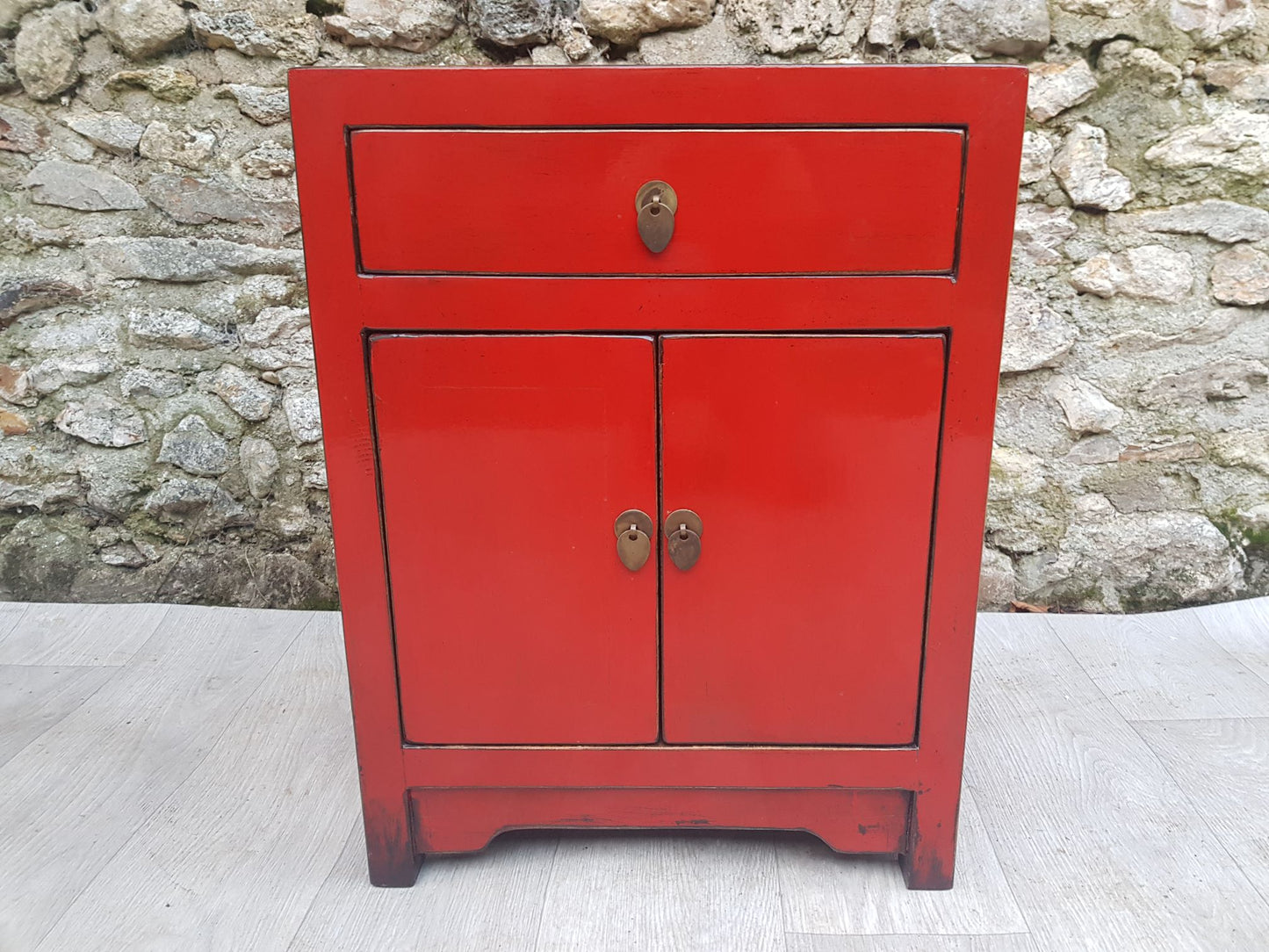 Petit meuble d'appoint patine laqué rouge clair 1 tiroir et 2 portes, vue de face