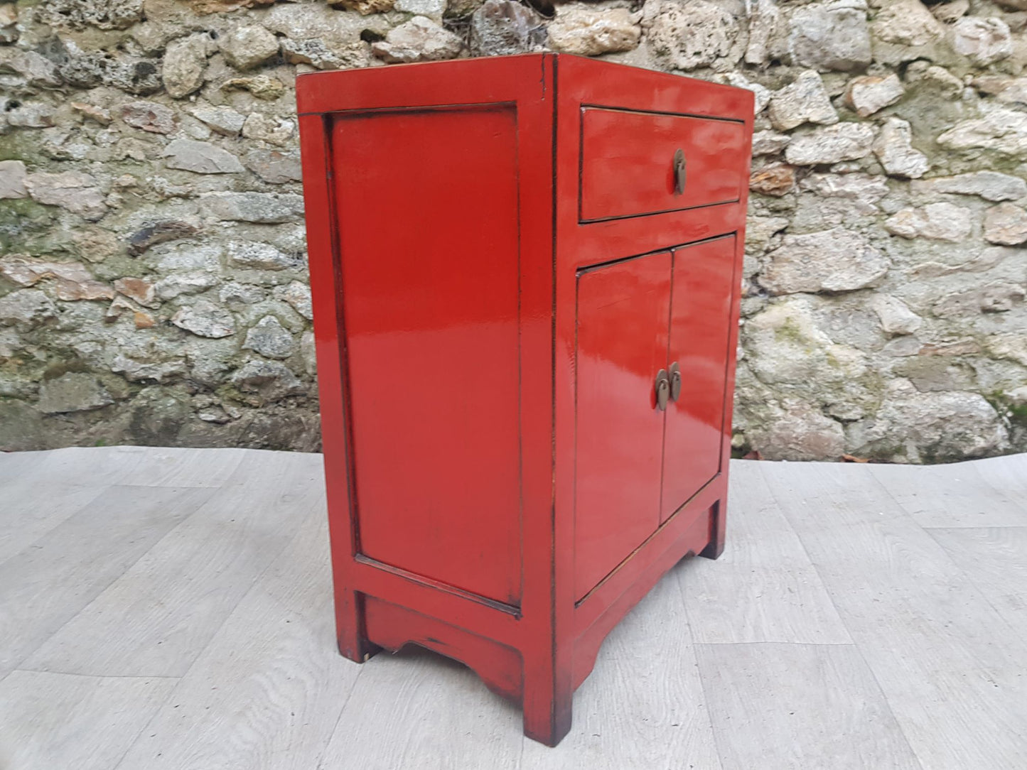 Petit meuble d'appoint patine laqué rouge clair 1 tiroir et 2 portes, vue de gauche