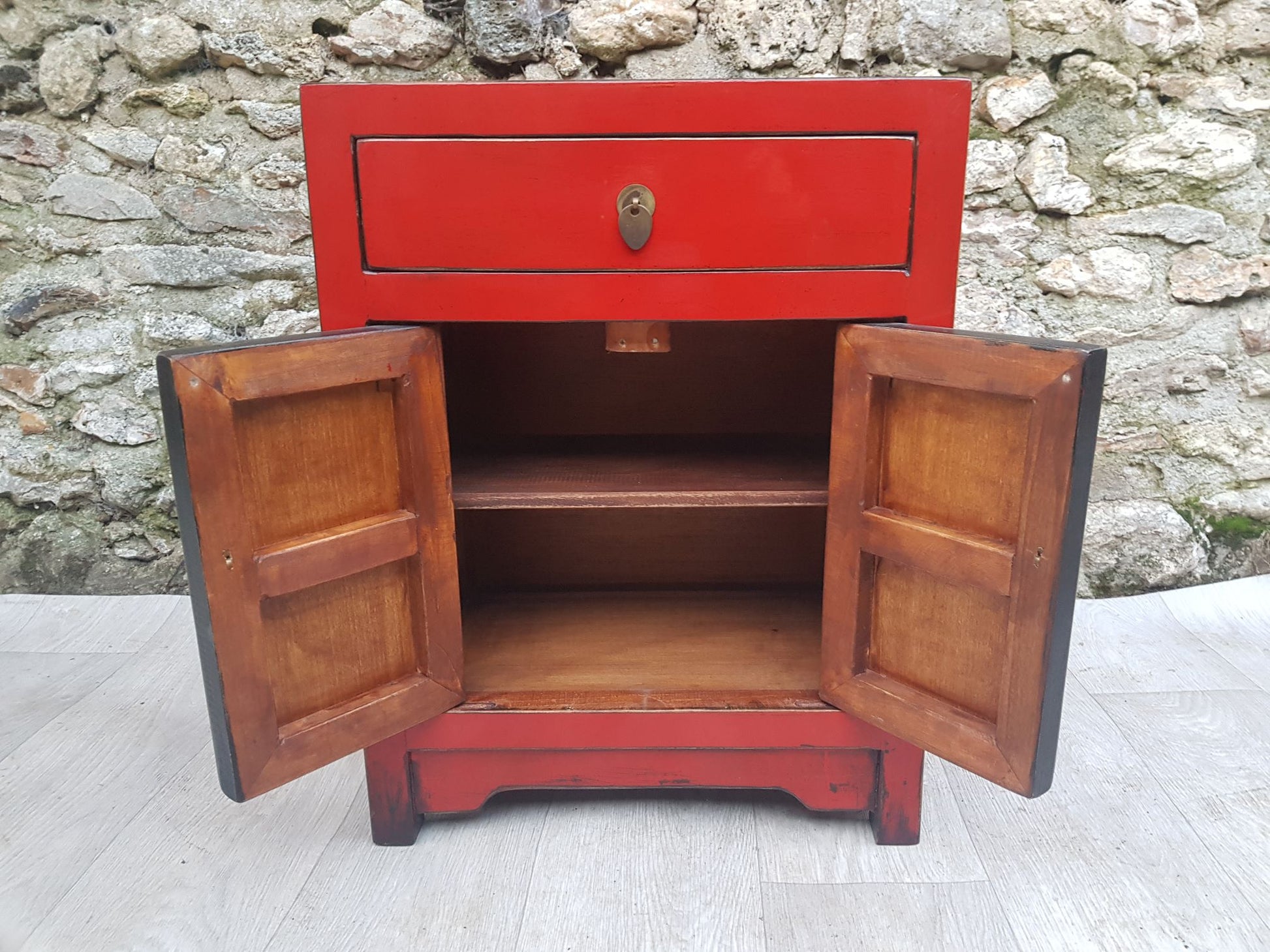 Petit meuble d'appoint patine laqué rouge clair 1 tiroir et 2 portes ouvertes